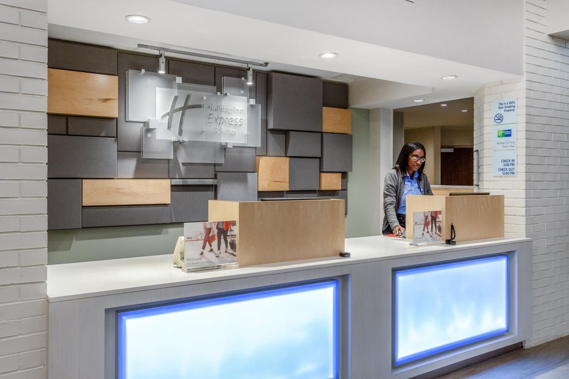Holiday Inn Express & Suites Chicago-Midway Airport by IHG interior in Bedford Park, IL — gallery photo 2
