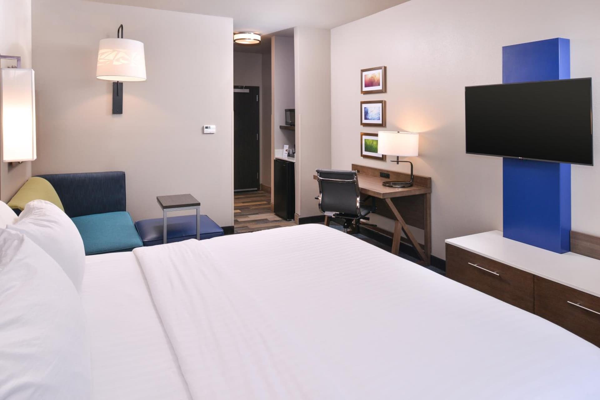 Holiday Inn Express and Suites Bryant - Benton Area by IHG interior in Bryant, AR — gallery photo 2
