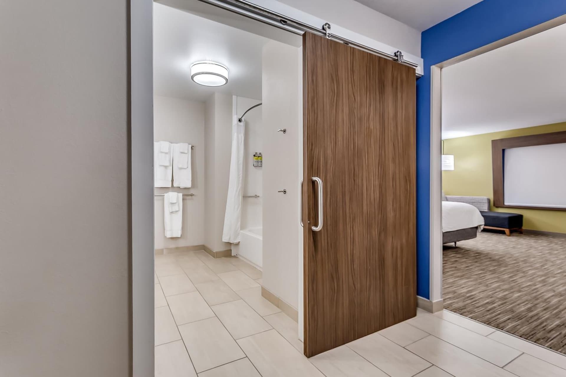 Holiday Inn Express & Suites Hammond by IHG interior in Hammond, IN — gallery photo 2