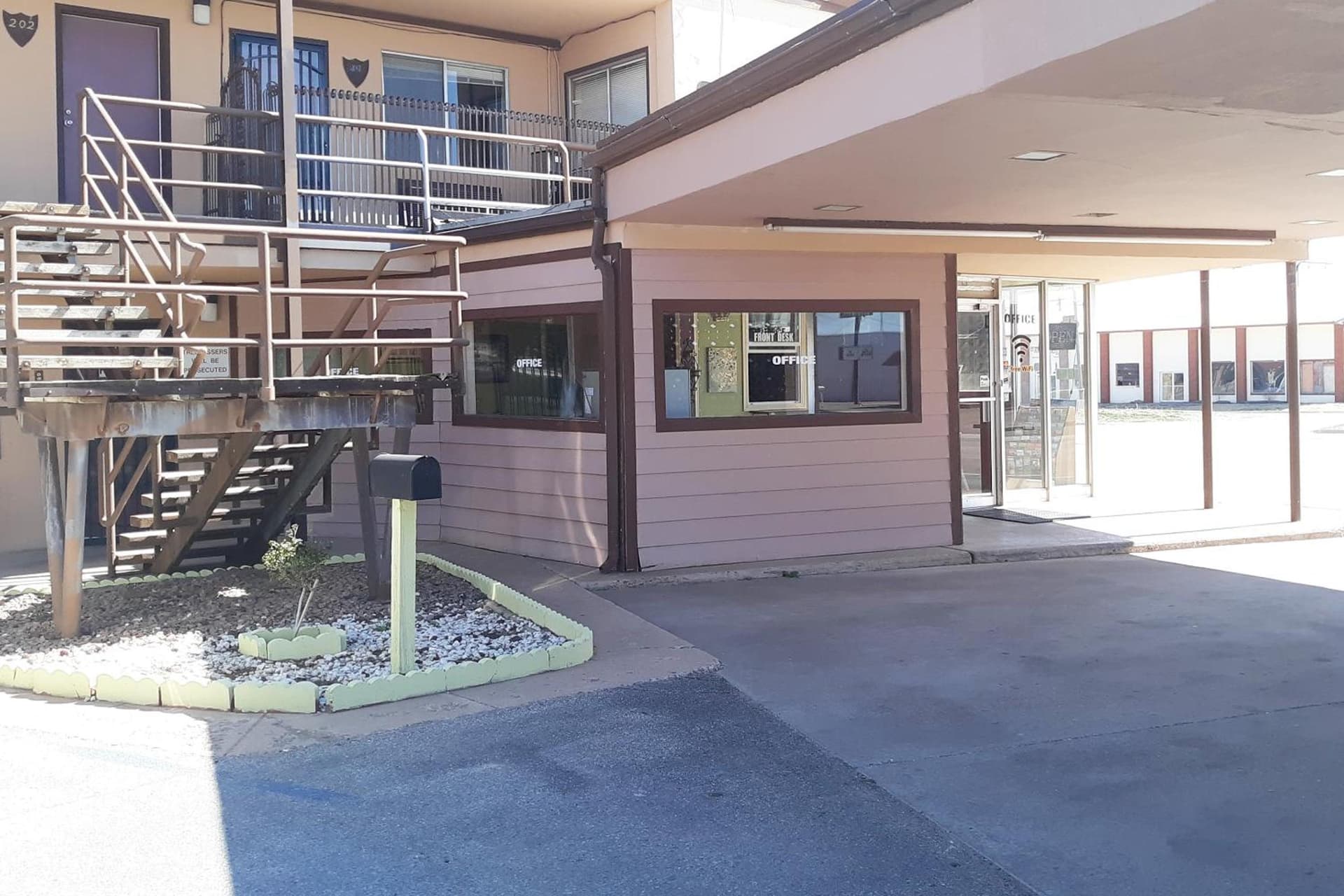 OYO Hotel Kings at Clovis property views in Clovis, NM — gallery photo 3