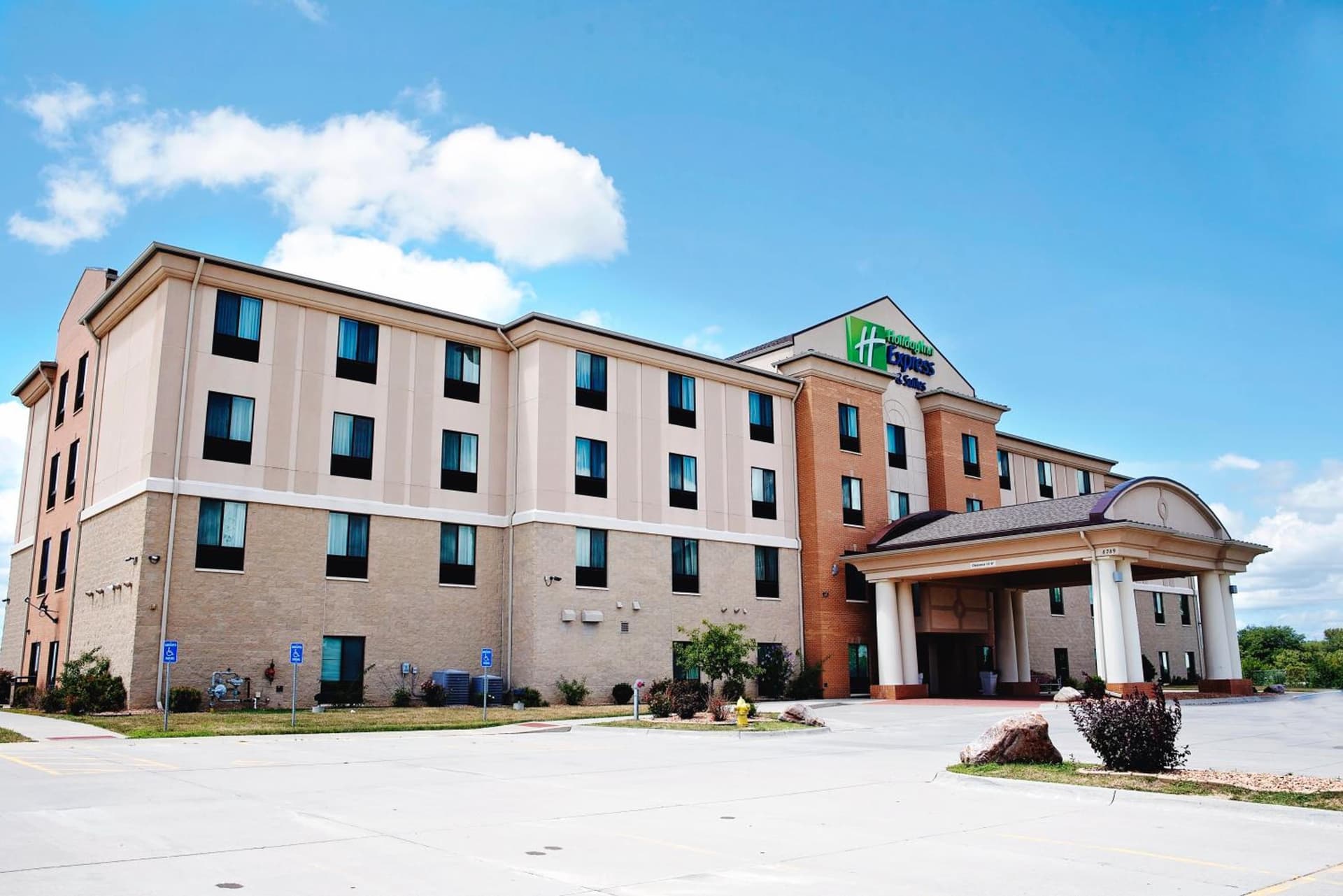 Holiday Inn Express and Suites Urbandale Des Moines by IHG featured exterior or lobby in Urbandale, IA — similar hotel