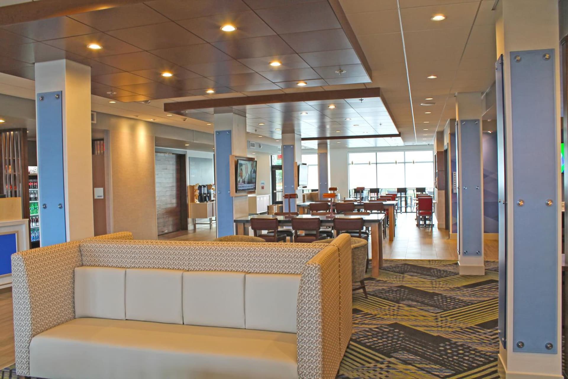 Holiday Inn Express & Suites - St. Louis South - I-55 by IHG interior in Mattese, MO — gallery photo 2
