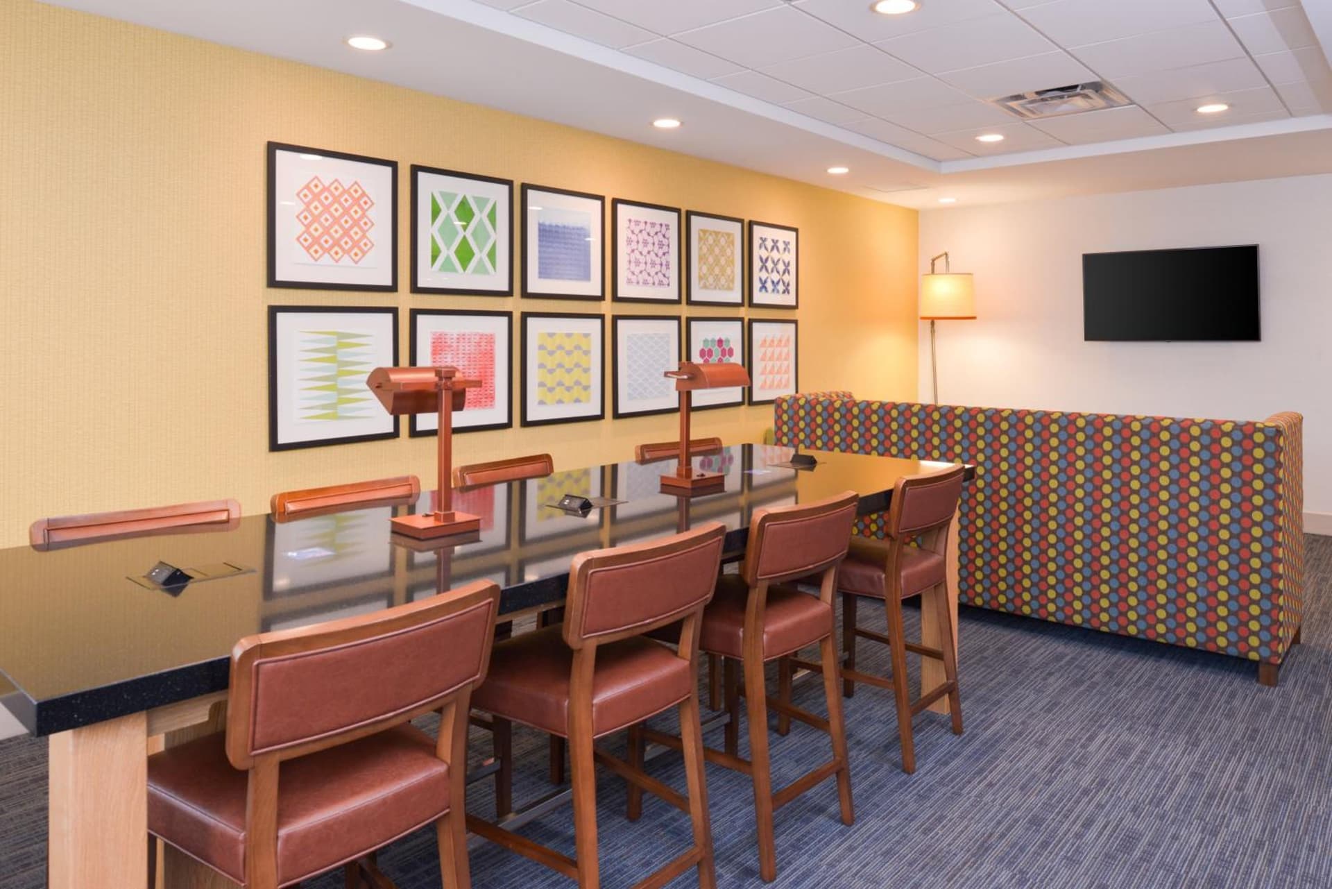 Holiday Inn Express & Suites Indianapolis Dtn-Conv Ctr Area by IHG interior in Indianapolis, IN — gallery photo 2
