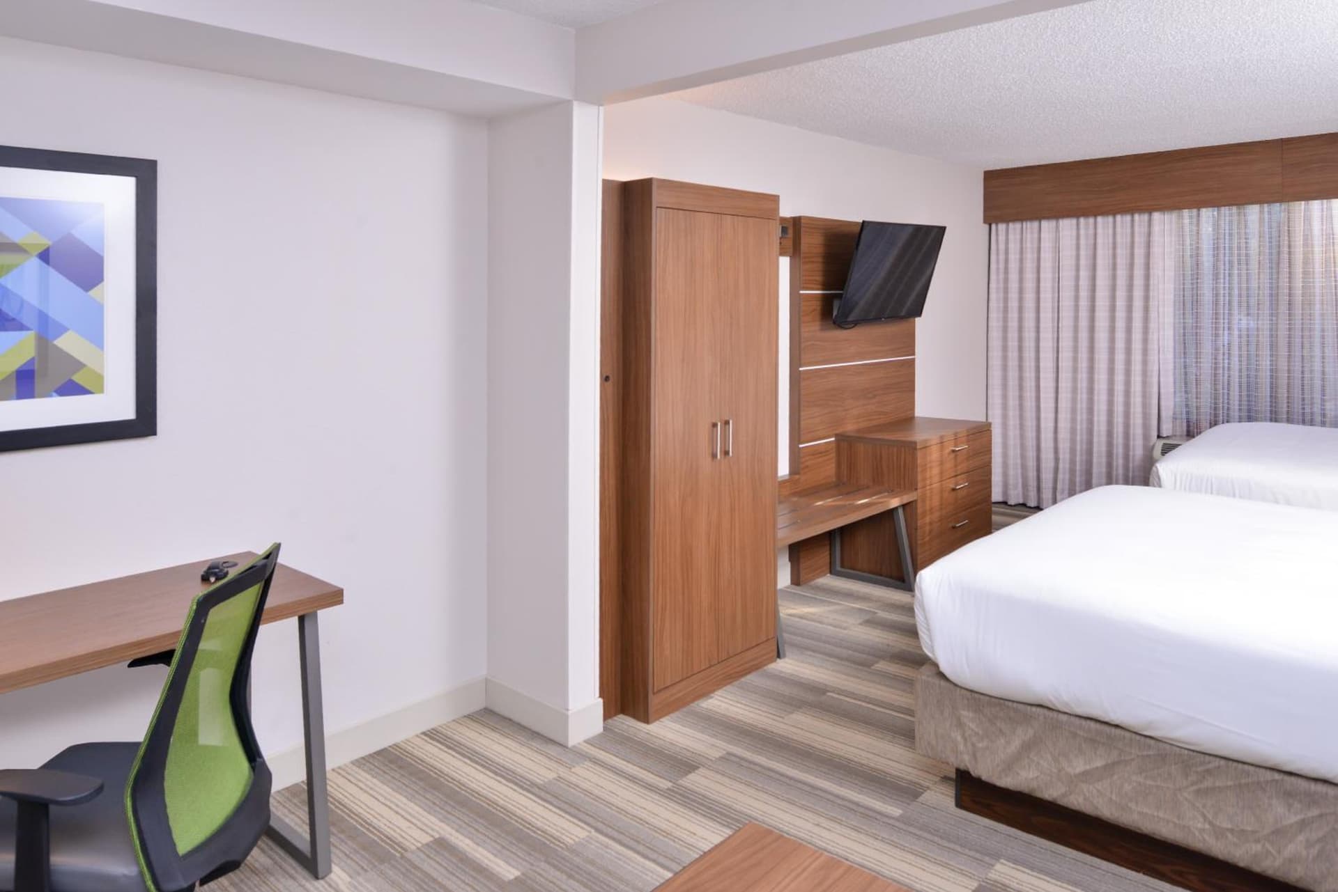 Holiday Inn Express & Suites Indianapolis Dtn-Conv Ctr Area by IHG property views in Indianapolis, IN — gallery photo 3