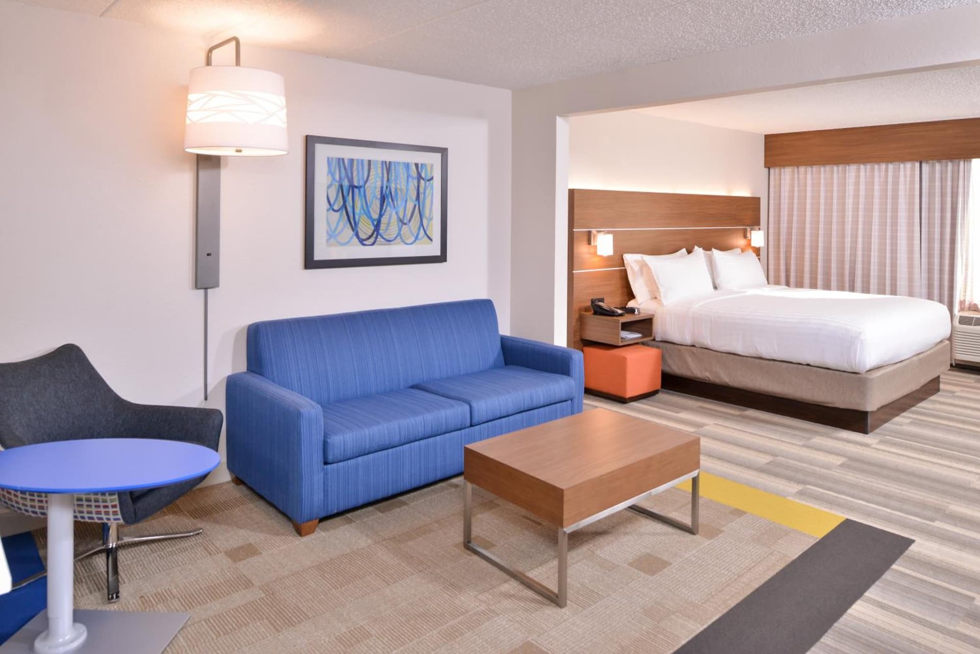 Holiday Inn Express & Suites Indianapolis Dtn-Conv Ctr Area by IHG interior in Indianapolis, IN — gallery photo 2