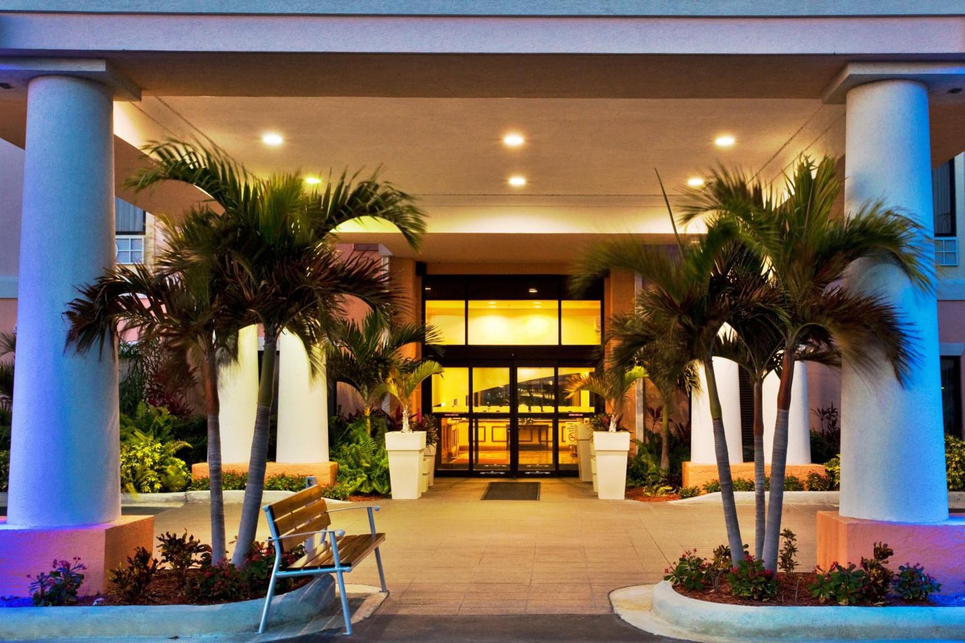 Holiday Inn Express Lake Okeechobee by IHG interior in Okeechobee, FL — gallery photo 2