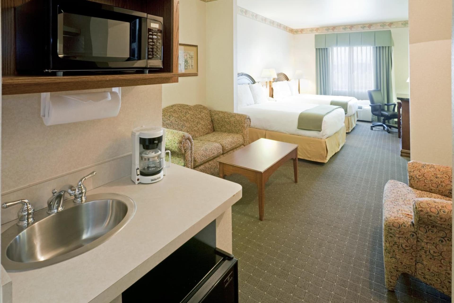 Holiday Inn Express Hotel & Suites Eagle Pass by IHG interior in Eagle Pass, TX — gallery photo 2