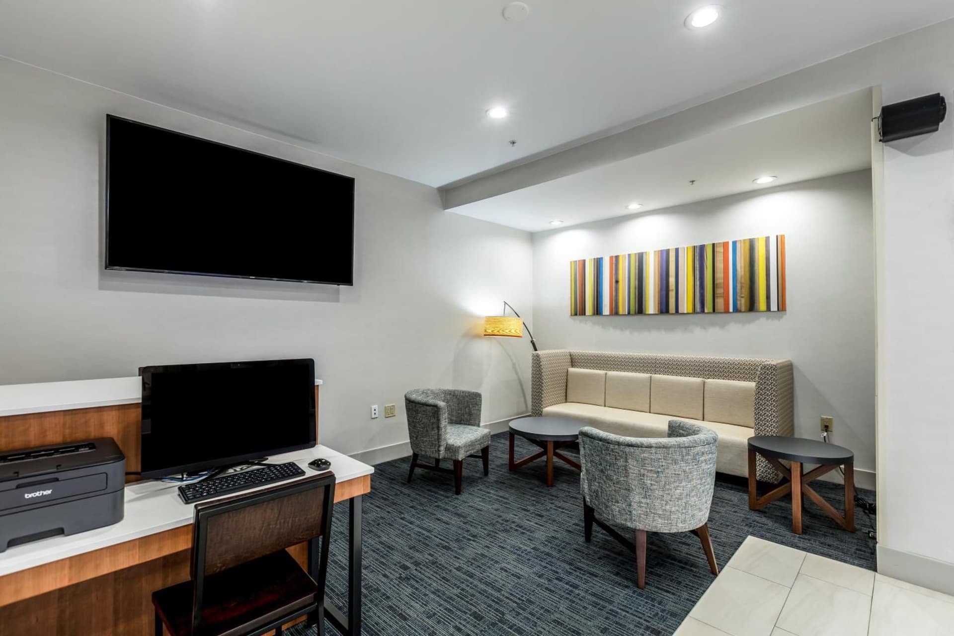 Holiday Inn Express & Suites Jersey City North - Hoboken by IHG gallery photo in Jersey City, NJ — image 9