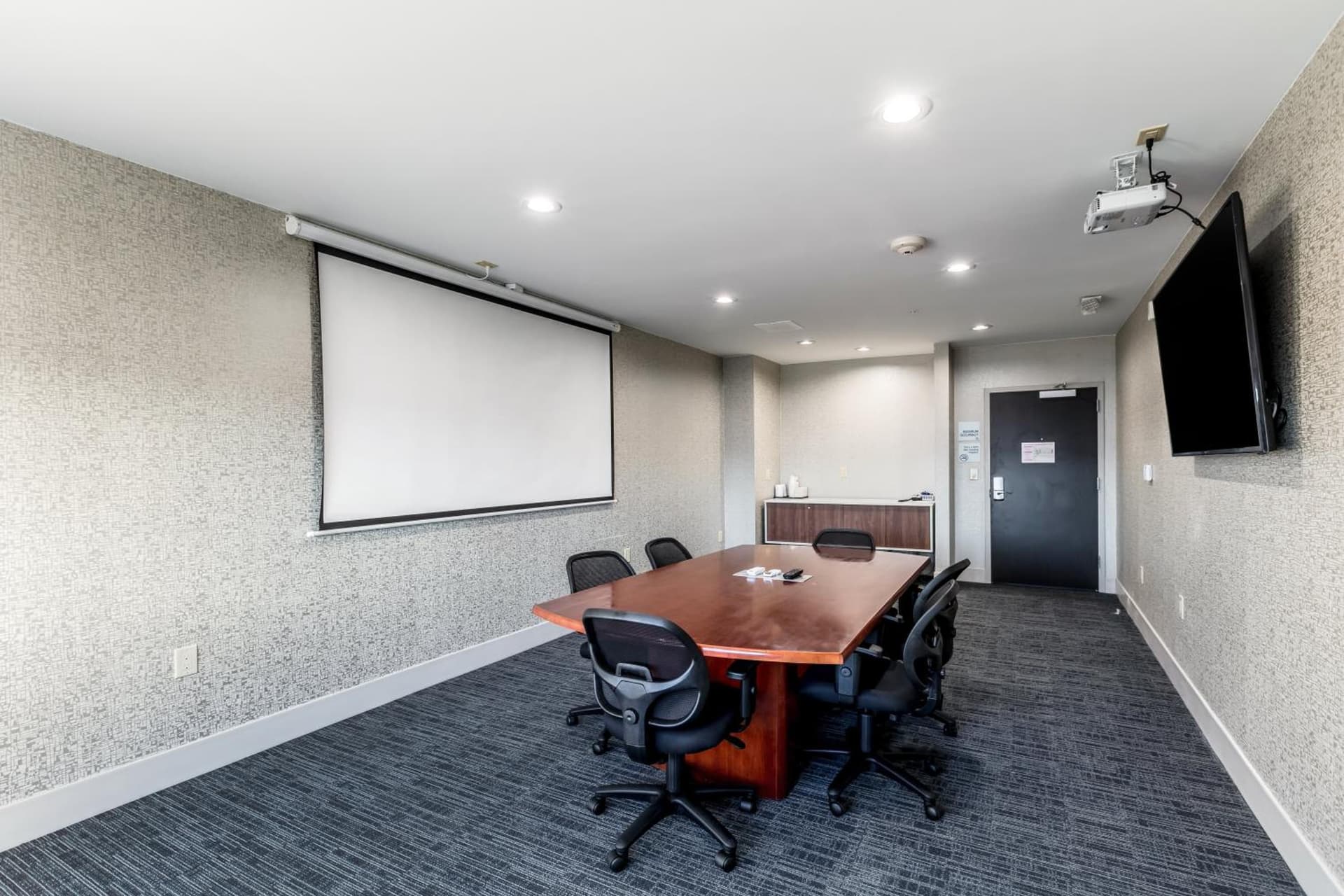 Holiday Inn Express & Suites Jersey City North - Hoboken by IHG interior in Jersey City, NJ — gallery photo 2