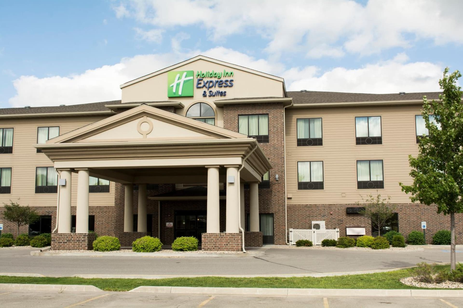 Holiday Inn Express & Suites - Mason City by IHG featured exterior or lobby in Mason City, IA — similar hotel