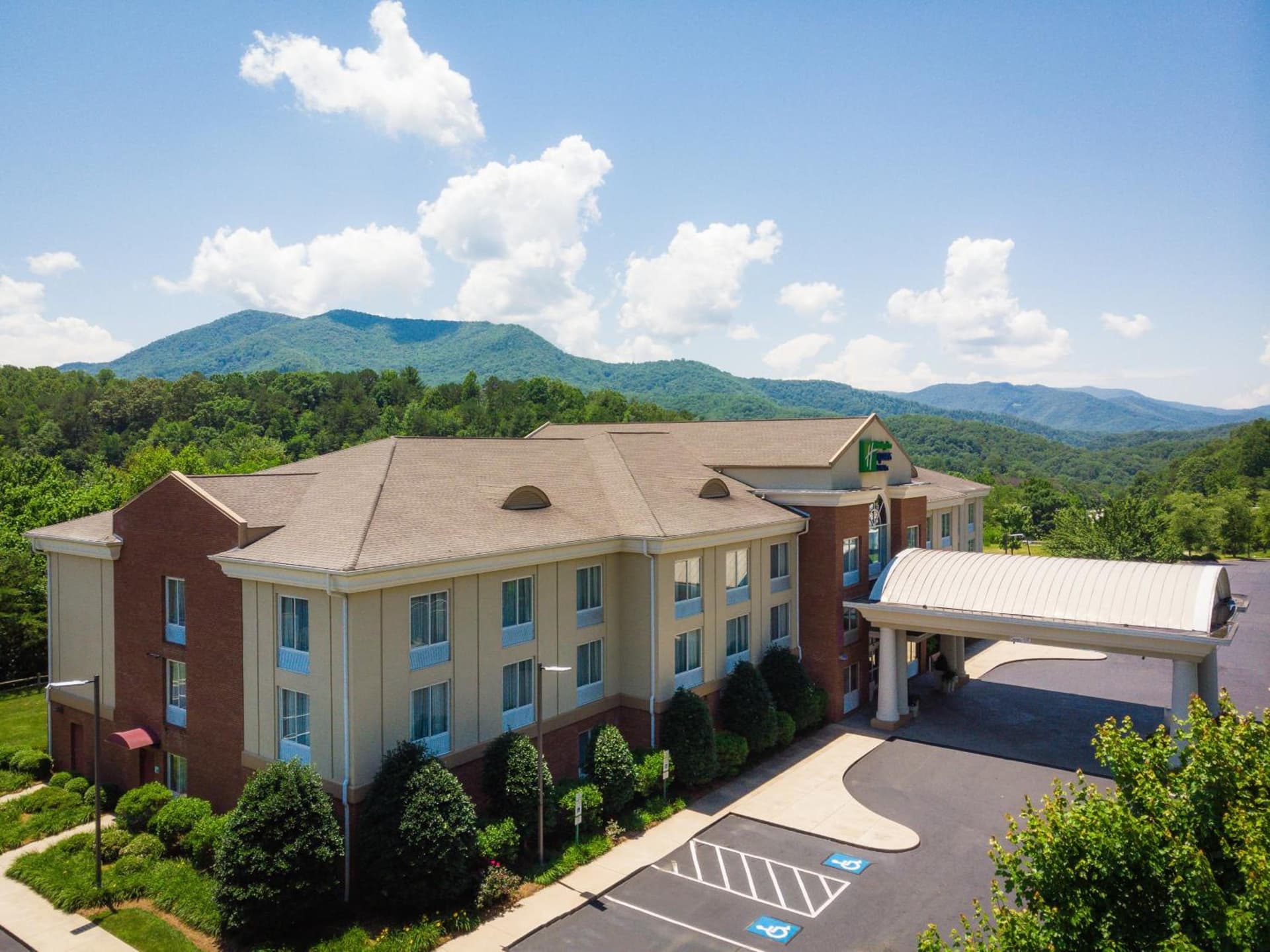 Holiday Inn Express & Suites Sylva / Dillsboro by IHG featured exterior or lobby in Dillsboro, NC — similar hotel