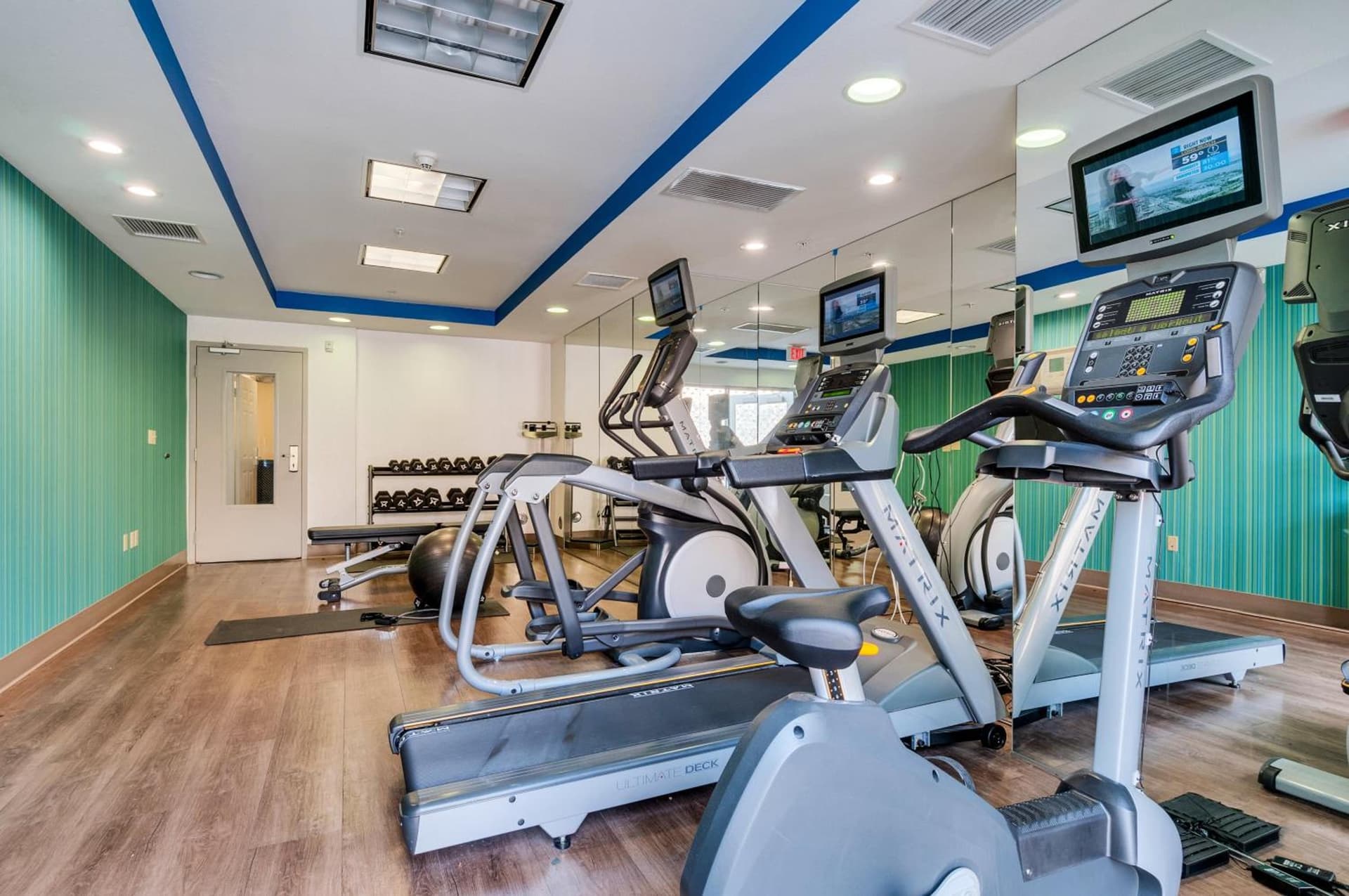 Holiday Inn Express Hotel & Suites Lake Elsinore by IHG gallery photo in Lake Elsinore, CA — image 7
