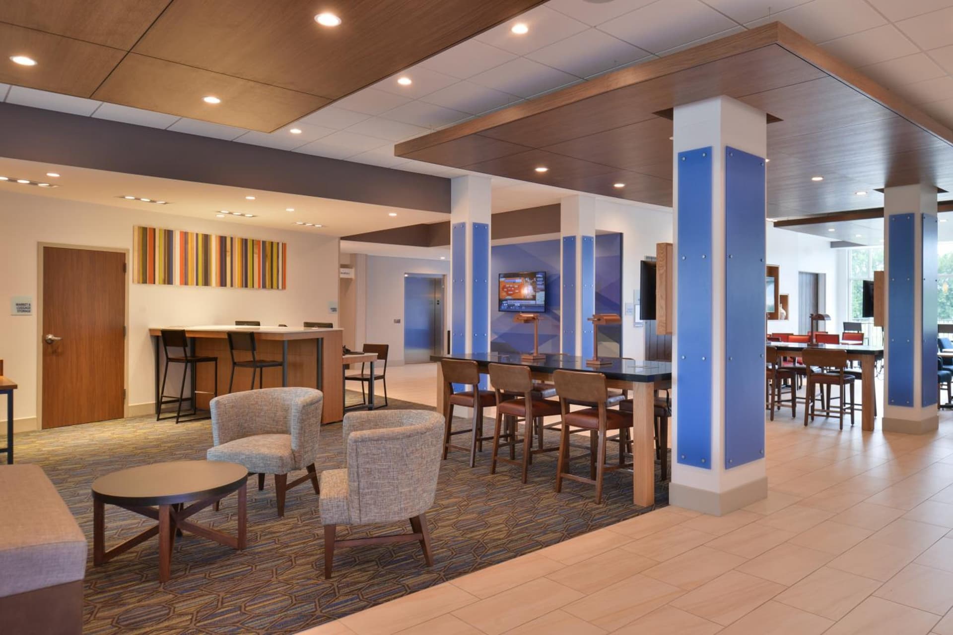 Holiday Inn Express & Suites Omaha Airport by IHG property views in Carter Lake, IA — gallery photo 3