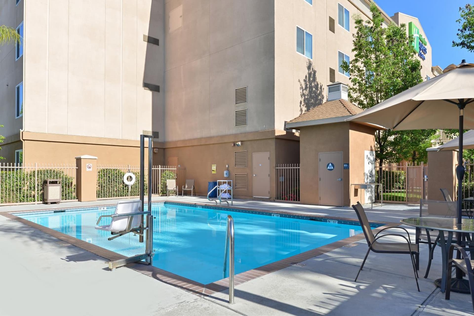 Holiday Inn Express Fresno River Park Highway 41 by IHG interior in Fresno, CA — gallery photo 2
