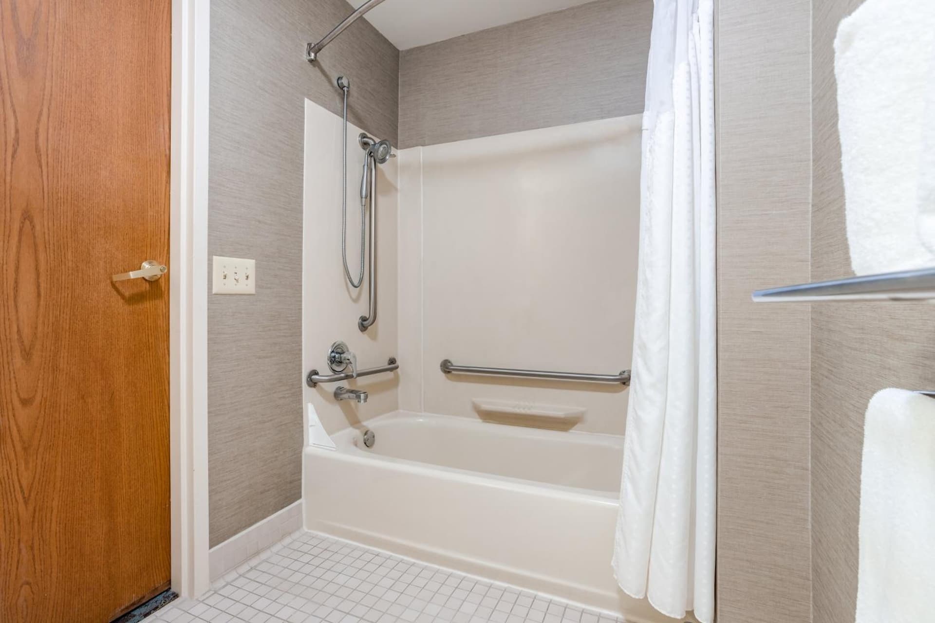 Holiday Inn Express Hotel & Suites Canton by IHG gallery photo in Canton — image 41