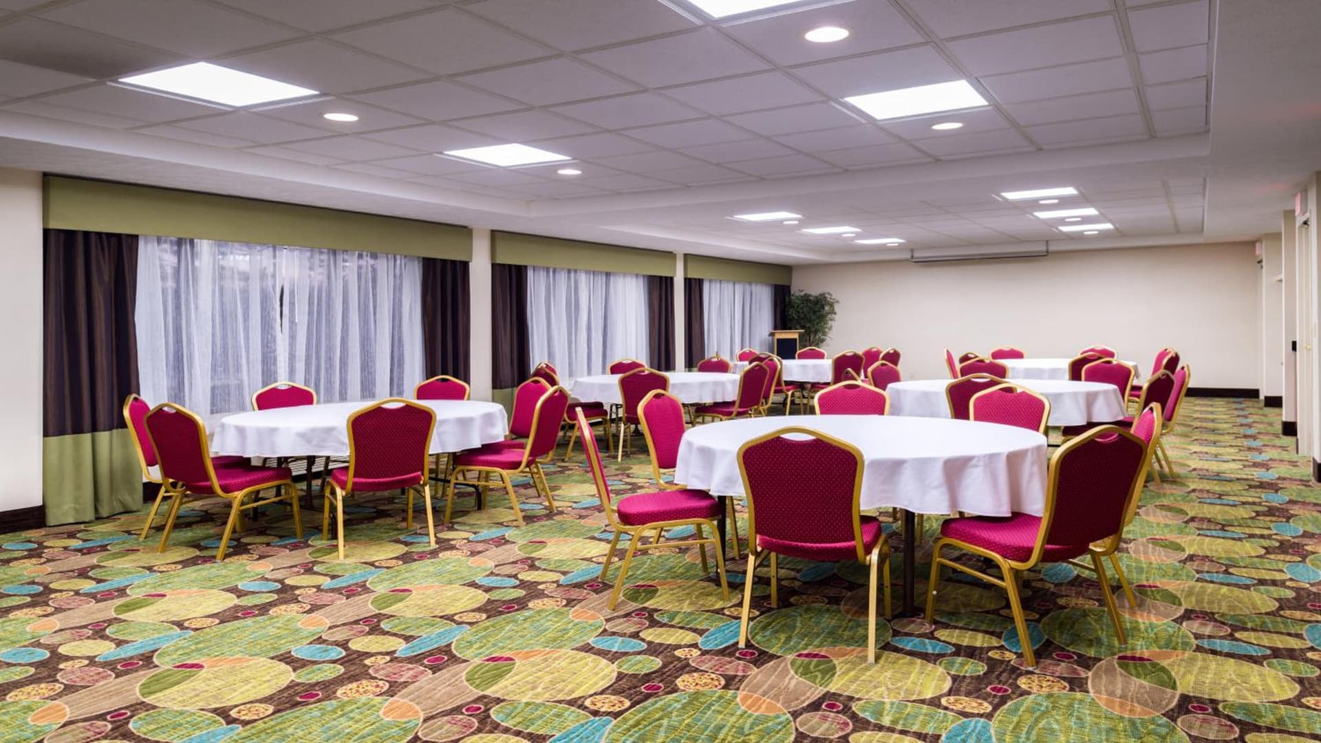 Holiday Inn Hotel & Suites Warren by IHG interior in Warren, MI — gallery photo 2