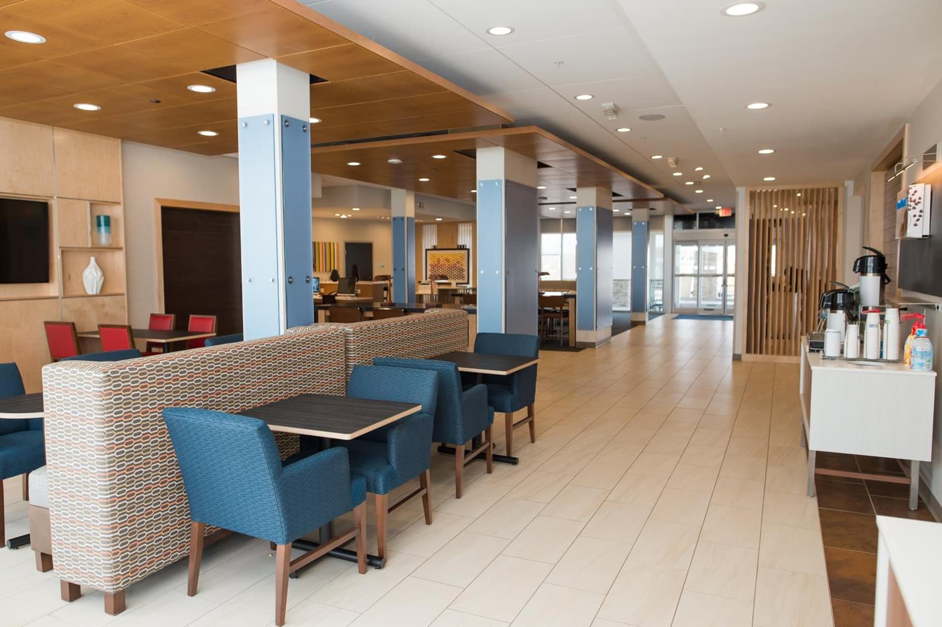 Holiday Inn Express & Suites - Marietta by IHG interior in Marietta, OH — gallery photo 2