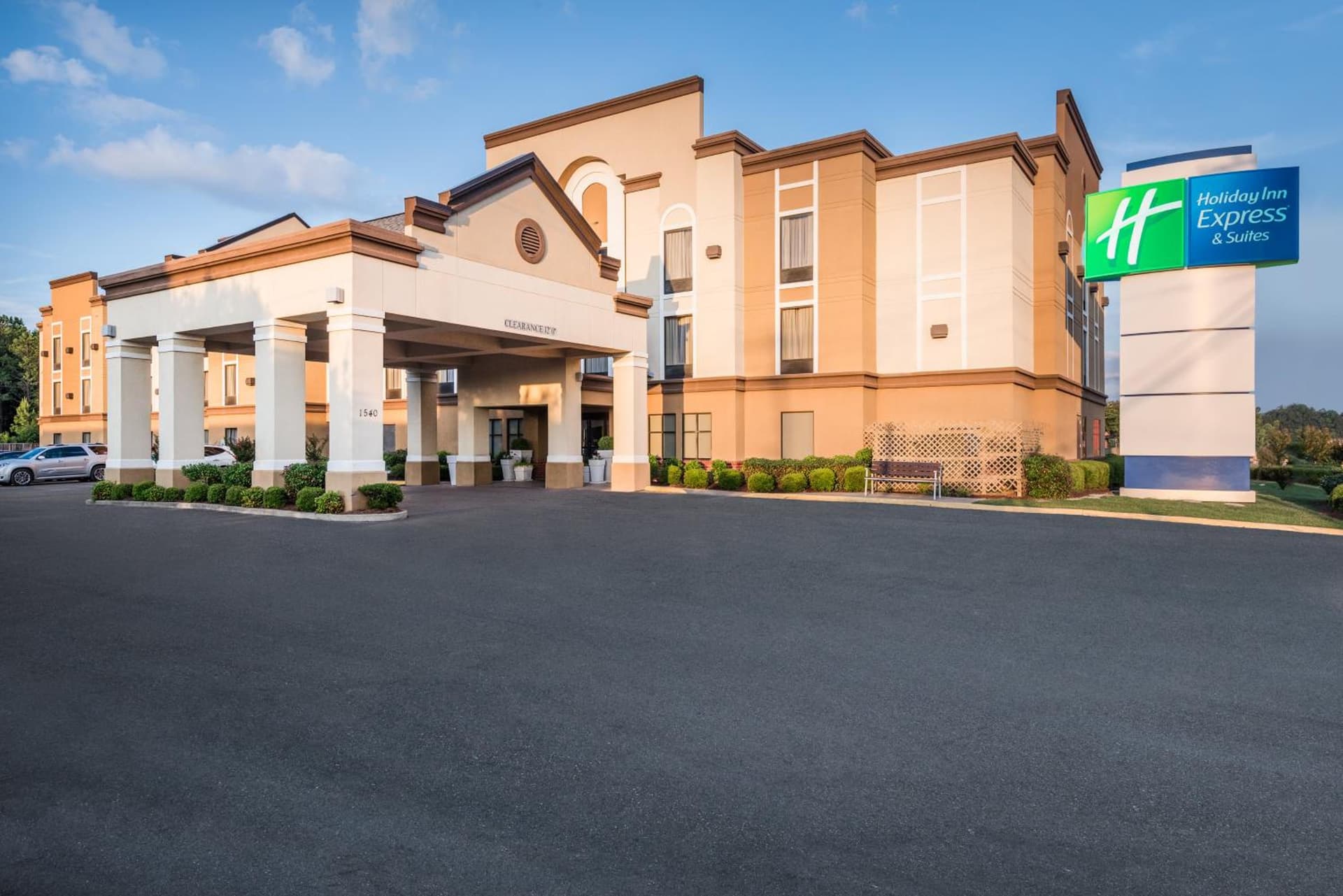 Holiday Inn Express & Suites - Grenada by IHG featured exterior or lobby in Grenada, MS — similar hotel