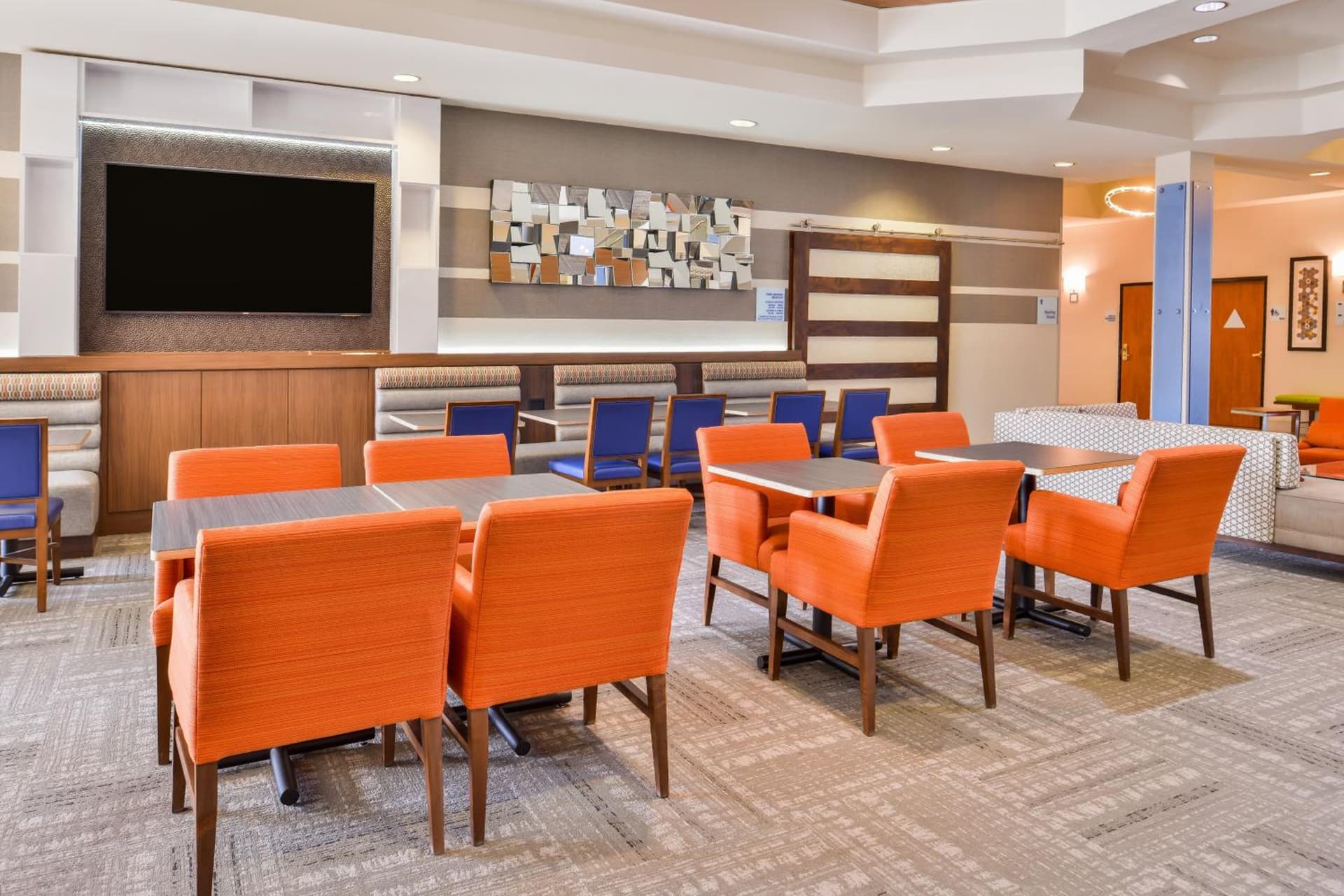 HOLIDAY INN EXPRESS & SUITES ELK GROVE CENTRAL - HWY 99 by IHG property views in Elk Grove, CA — gallery photo 3