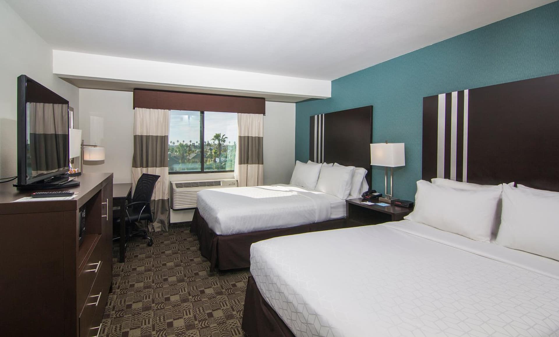 Holiday Inn Express & Suites Carlsbad Beach by IHG gallery photo in Carlsbad, CA — image 12