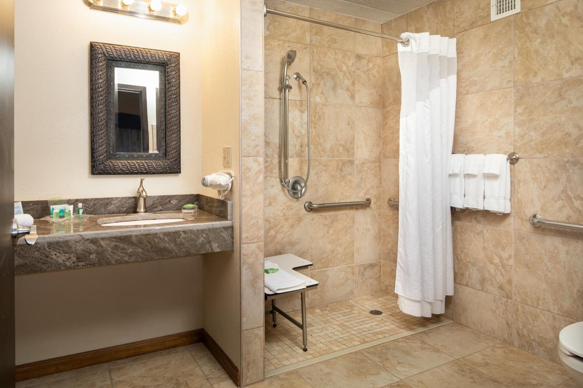 Holiday Inn and Suites Charleston West by IHG gallery photo in Charleston, WV — image 9