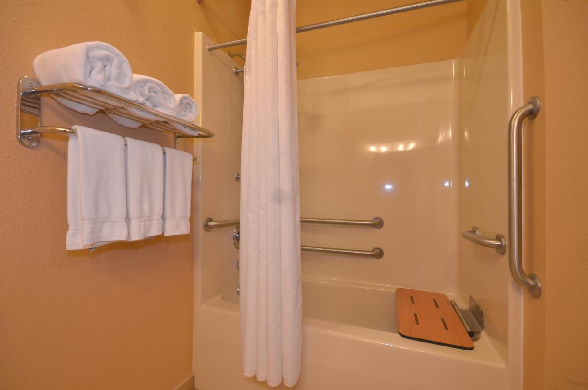 Holiday Inn Express & Suites Pine Bluff/Pines Mall by IHG interior in Pine Bluff, AR — gallery photo 2