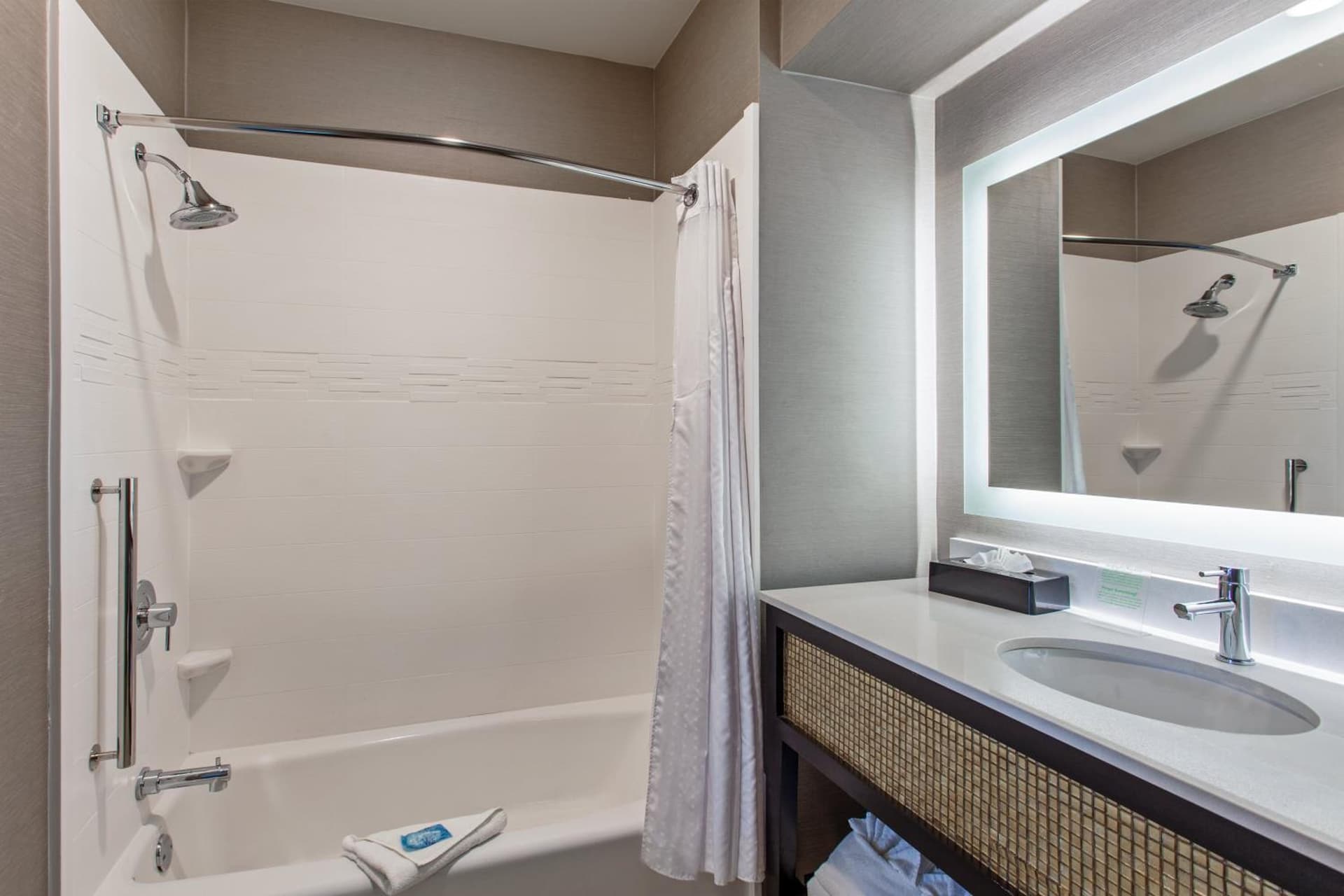 Holiday Inn Express & Suites Anaheim Resort Area by IHG gallery photo in Anaheim, CA — image 25
