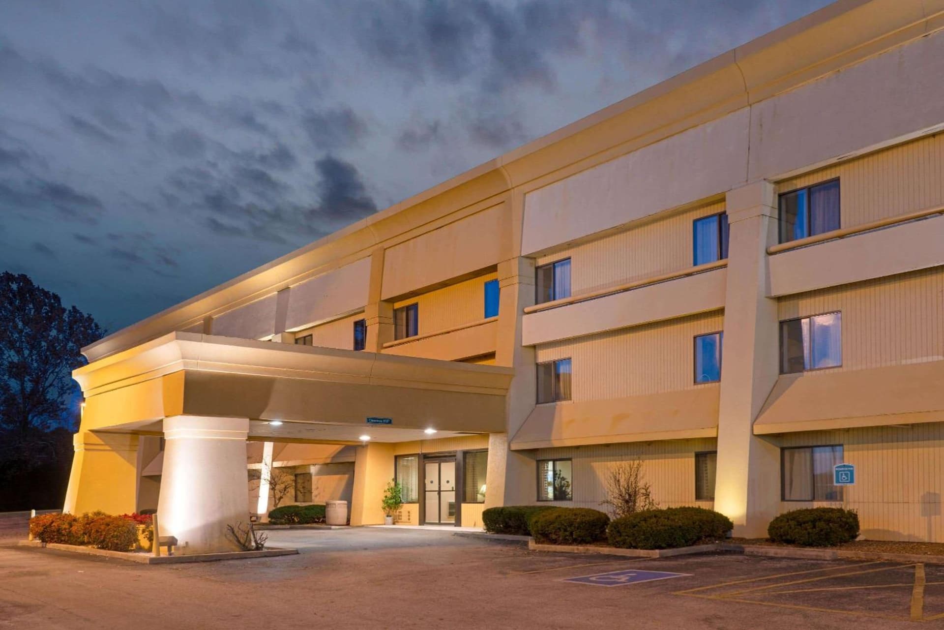 Hawthorn Extended Stay by Wyndham Jackson interior in Jackson, TN — gallery photo 2