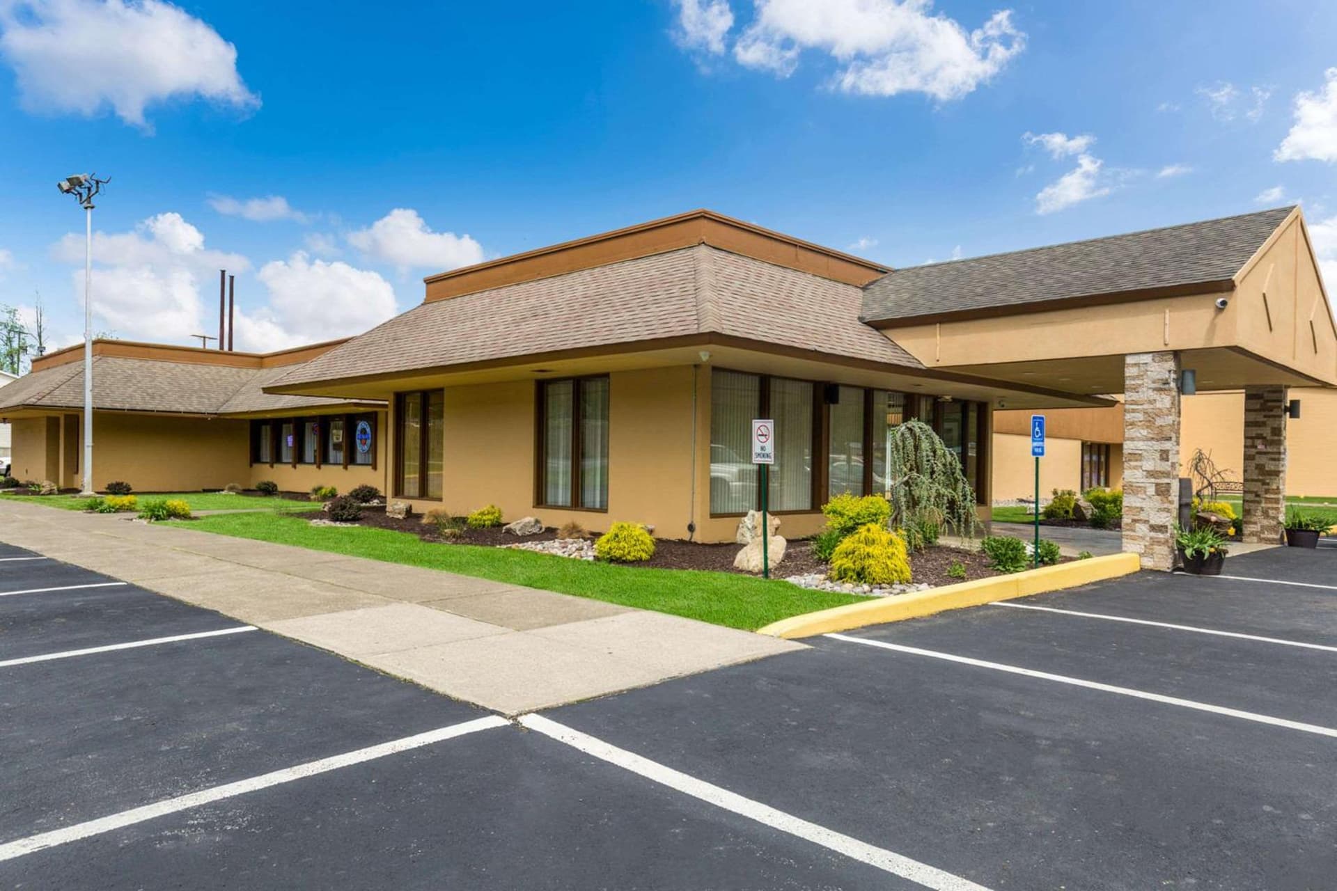 Fairmount Inn & Suites - Stroudsburg, Poconos featured exterior or lobby in Delaware Water Gap, PA — similar hotel