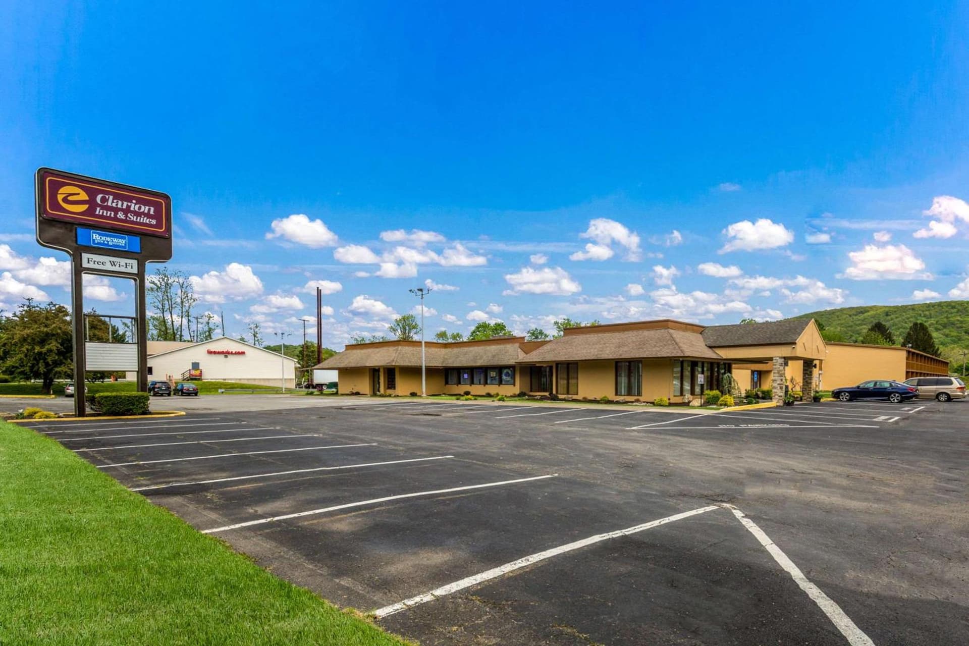 Fairmount Inn & Suites - Stroudsburg, Poconos property views in Delaware Water Gap, PA — gallery photo 3