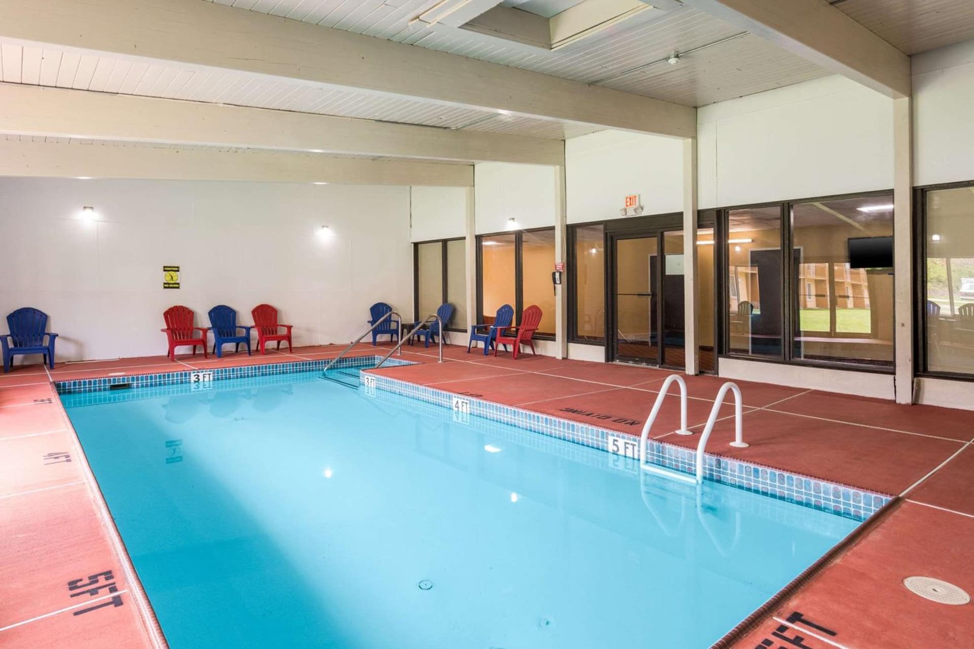 Fairmount Inn & Suites - Stroudsburg, Poconos interior in Delaware Water Gap, PA — gallery photo 2