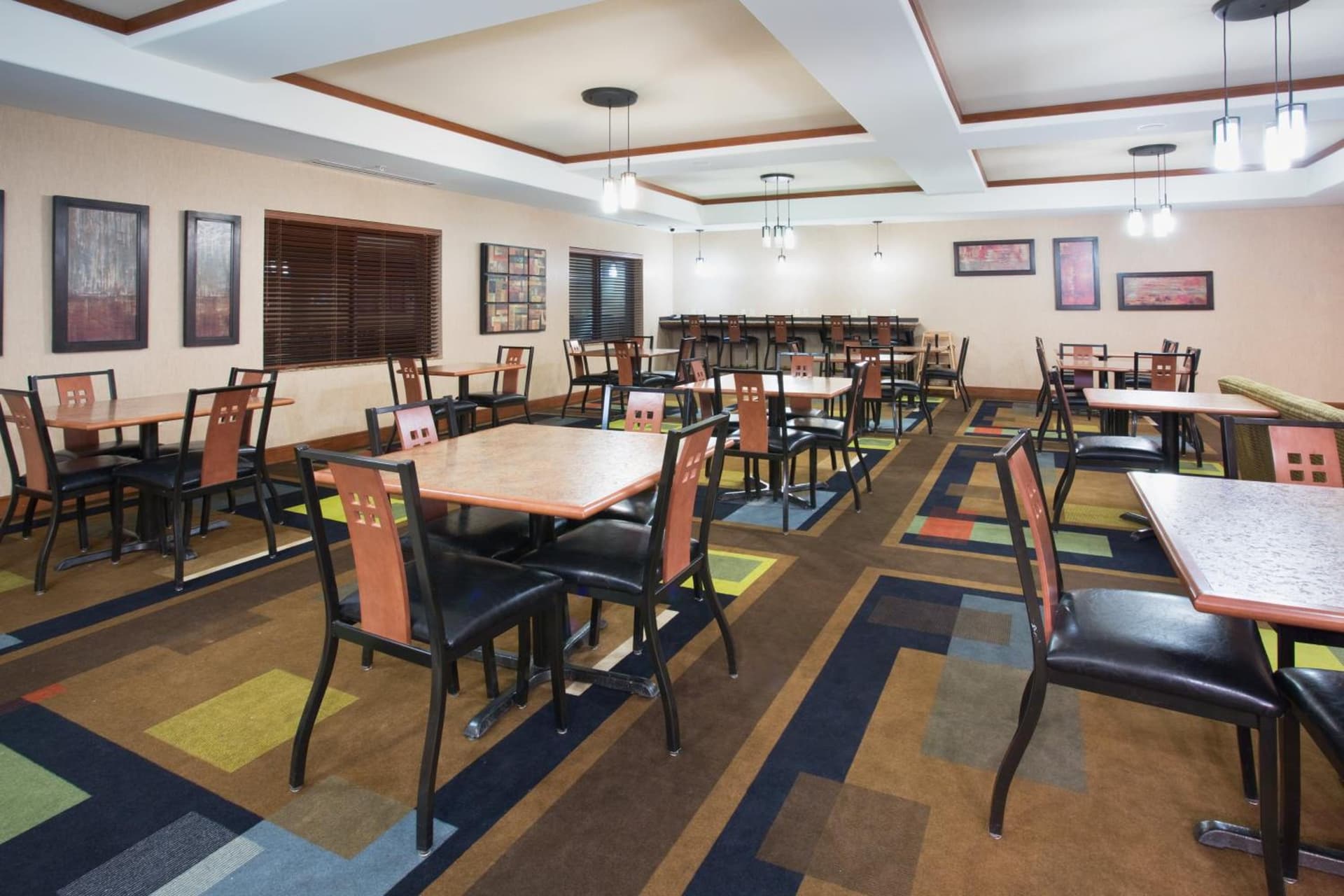 Holiday Inn Express and Suites Los Alamos Entrada Park by IHG interior in Los Alamos, NM — gallery photo 2
