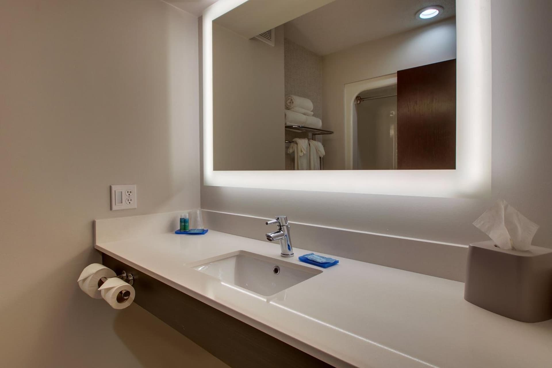 Holiday Inn Express Hotel & Suites Lebanon by IHG interior in Lebanon, MO — gallery photo 2