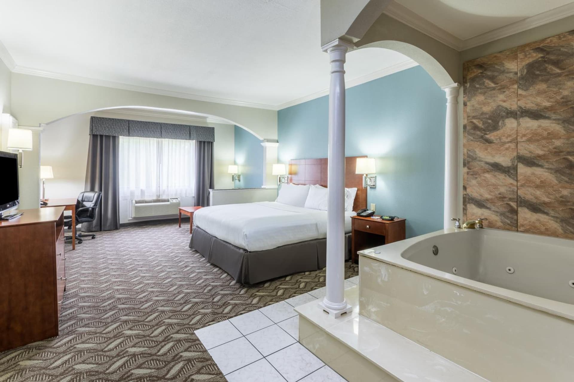 Holiday Inn Express Hotel and Suites Lake Charles by IHG gallery photo in Lake Charles, LA — image 40