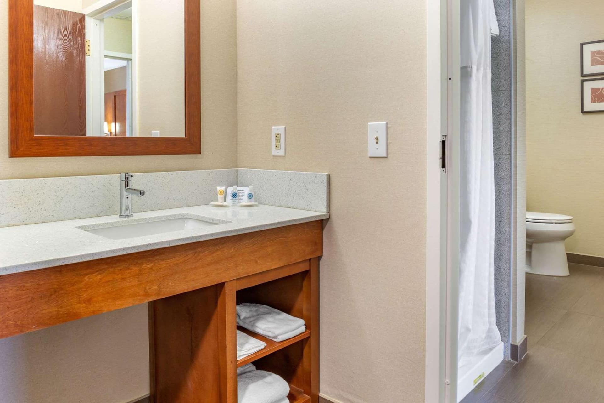 Comfort Suites Dover University Area gallery photo in Dover, DE — image 10