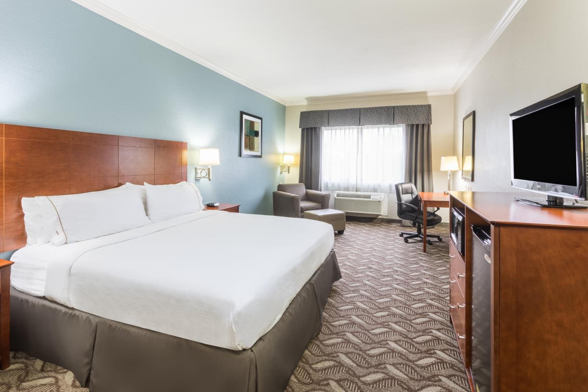Holiday Inn Express Hotel and Suites Lake Charles by IHG property views in Lake Charles, LA — gallery photo 3
