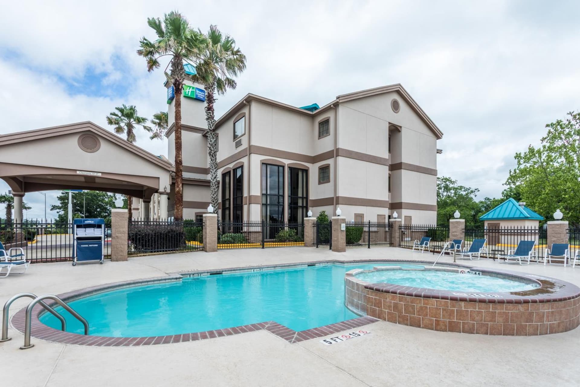 Holiday Inn Express Hotel and Suites Lake Charles by IHG gallery photo in Lake Charles, LA — image 49
