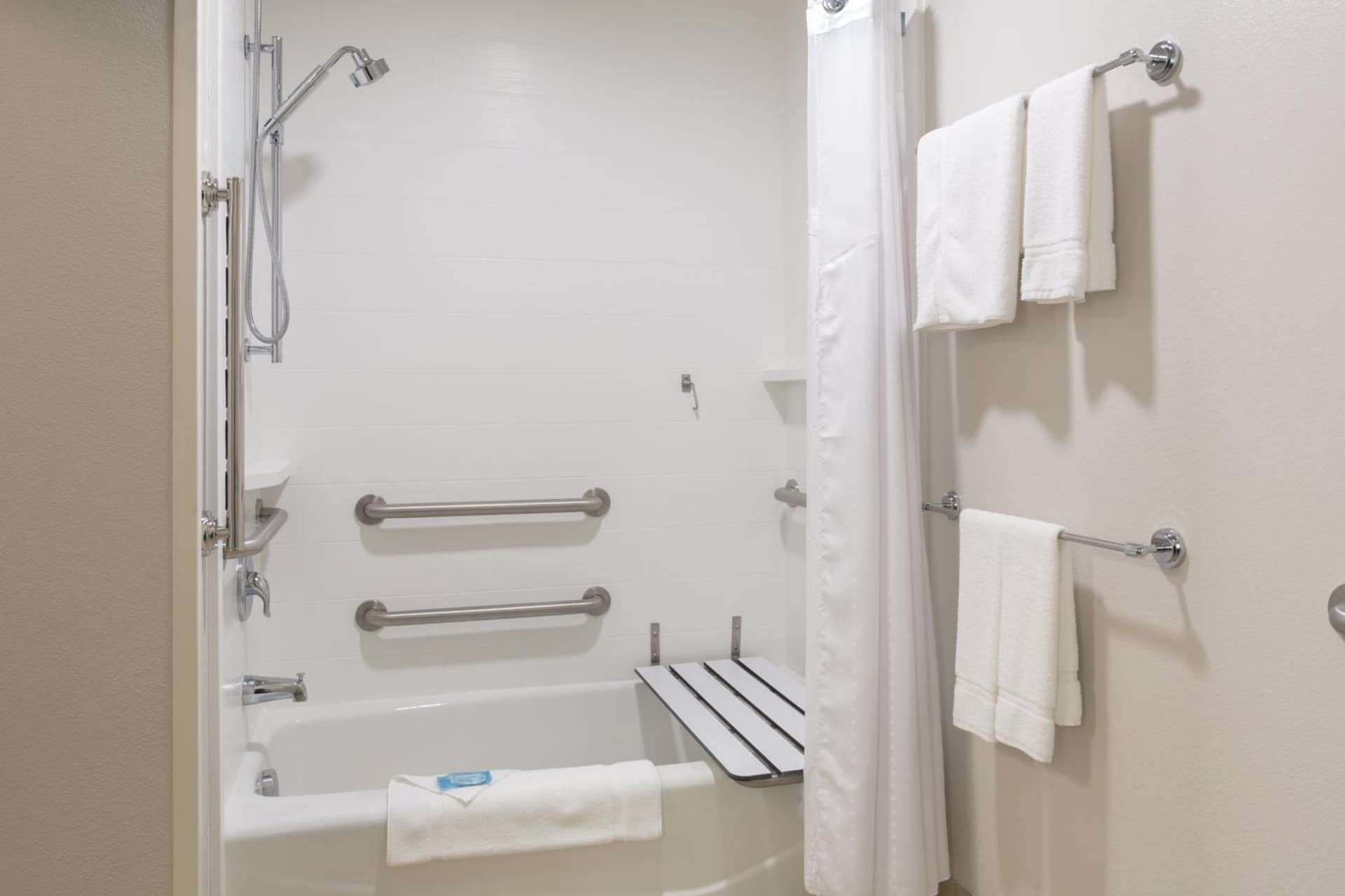 Holiday Inn Express & Suites Lincoln I - 80 by IHG gallery photo in Lincoln, NE — image 12