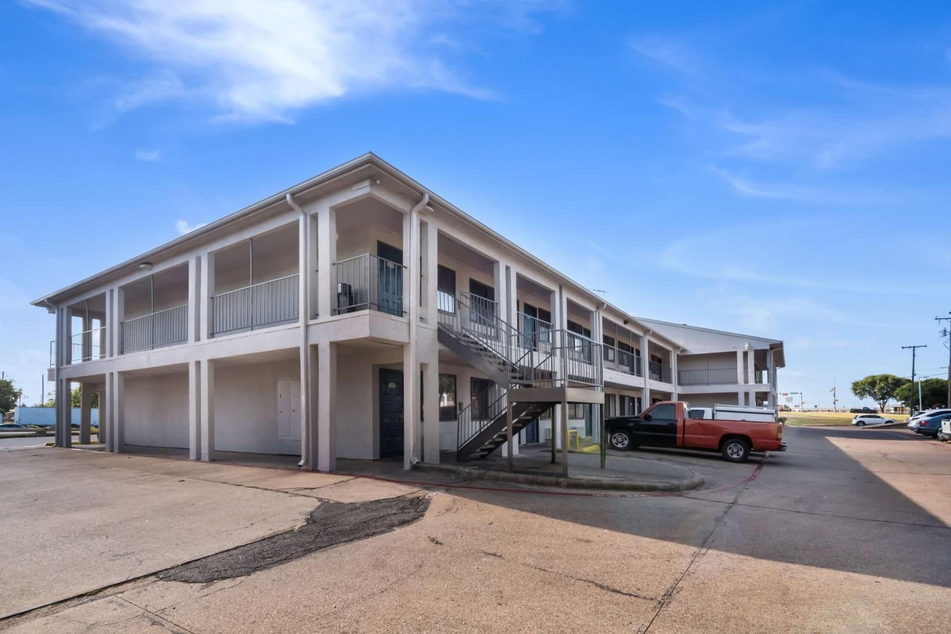 Motel 6 Irving - Loop 12 interior in Irving, TX — gallery photo 2