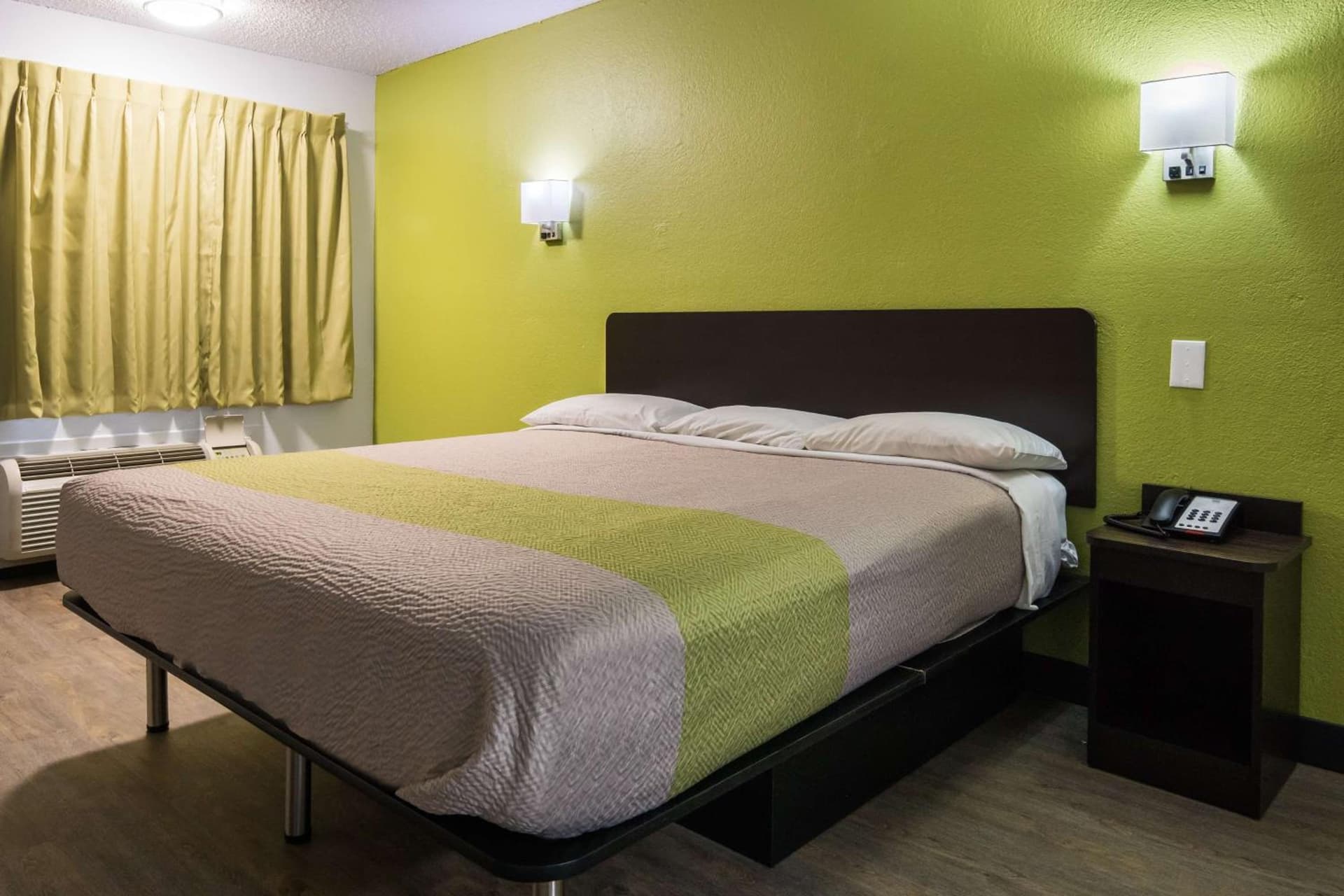 Motel 6 Irving - Loop 12 interior in Irving, TX — gallery photo 2
