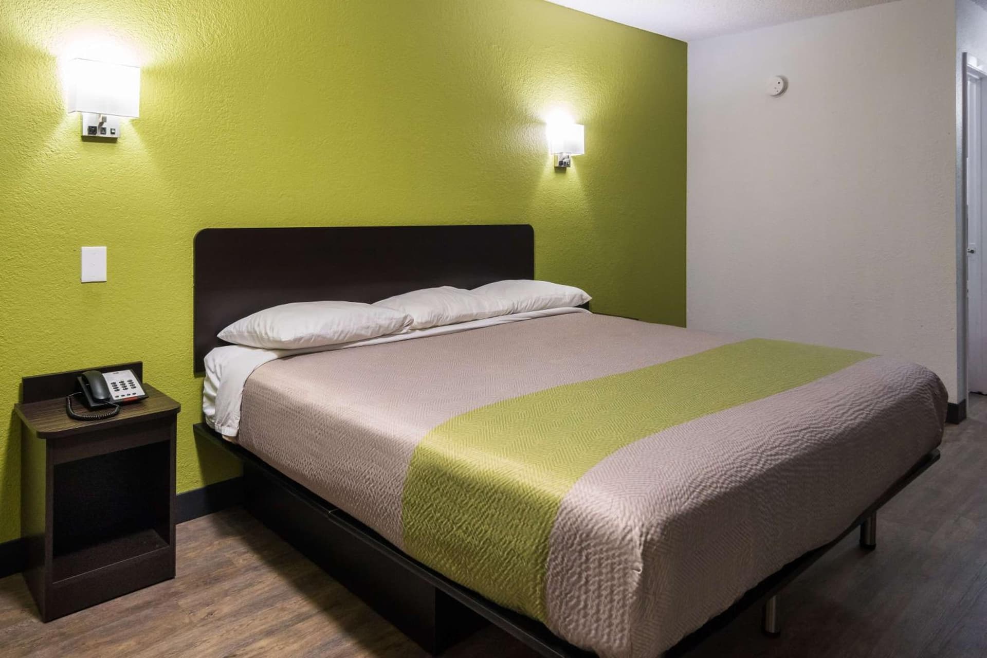 Motel 6 Irving - Loop 12 property views in Irving, TX — gallery photo 3