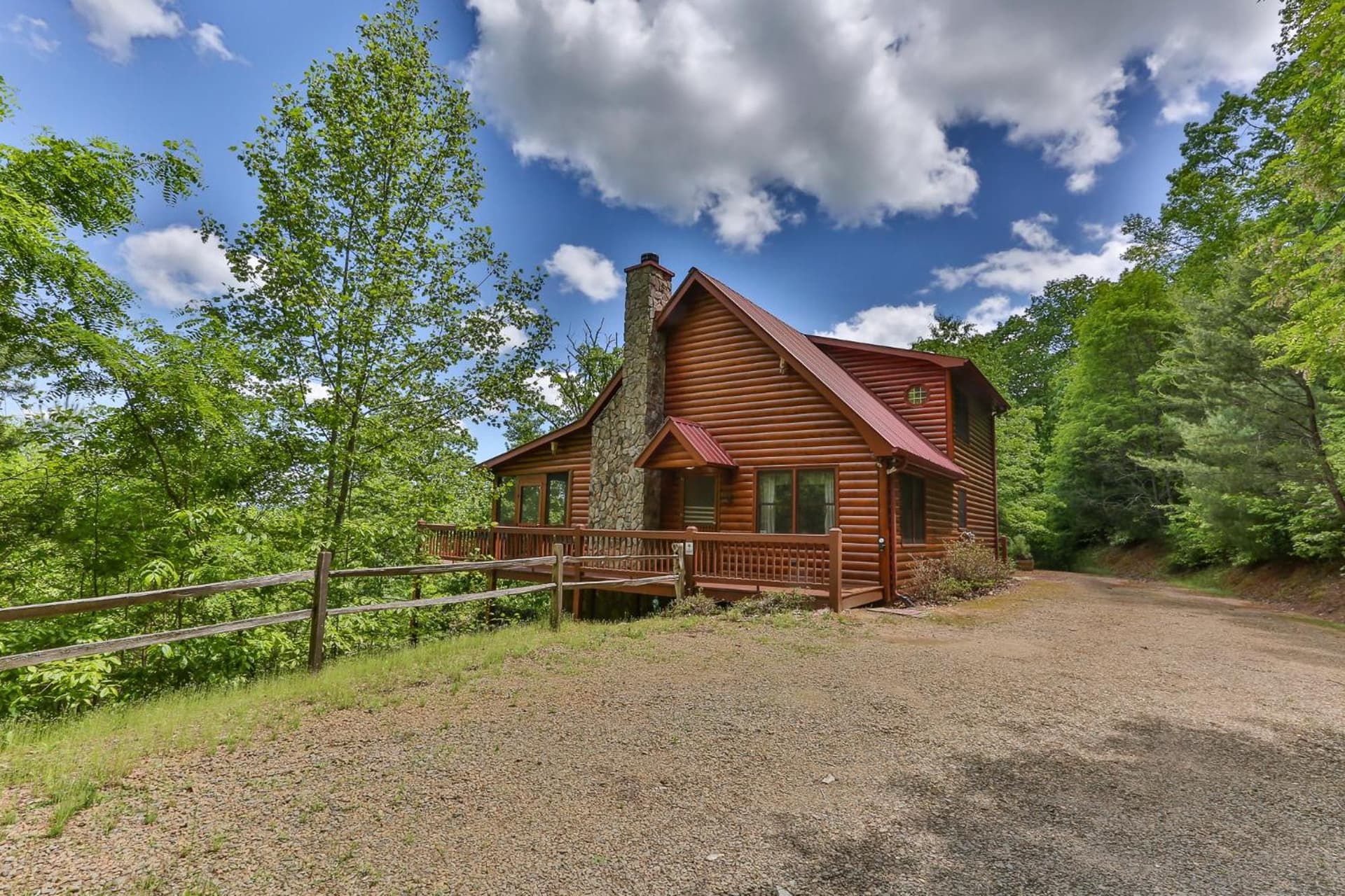 CABIN TIME - When you need to relax and unwind a visit to Cabin Time is what you need! property views in Mineral Bluff, GA — gallery photo 3
