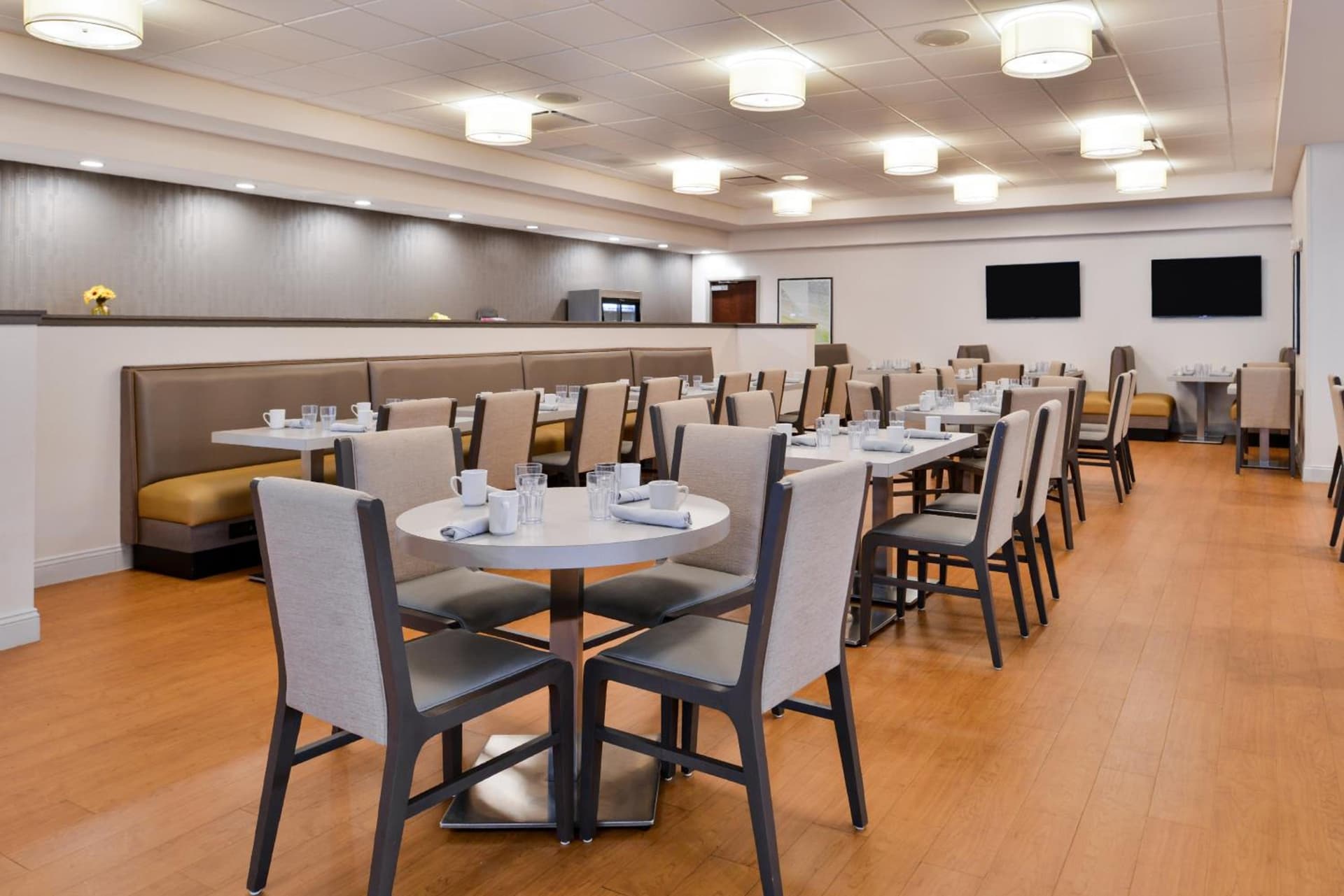 Holiday Inn Hotel & Suites Rochester - Marketplace by IHG interior in Rochester, NY — gallery photo 2