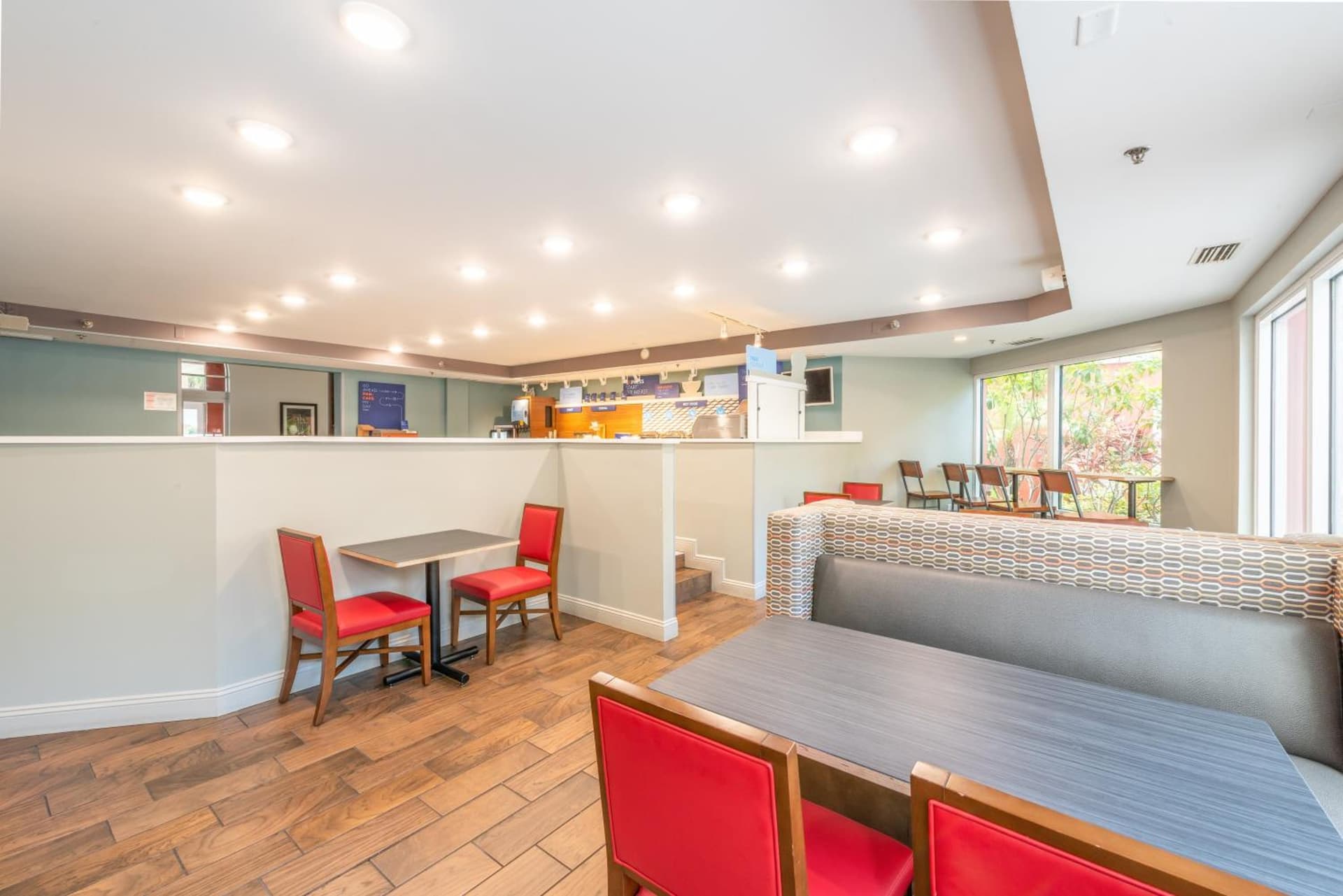 Holiday Inn Express Hotel & Suites Bradenton West by IHG gallery photo in Bradenton, FL — image 46