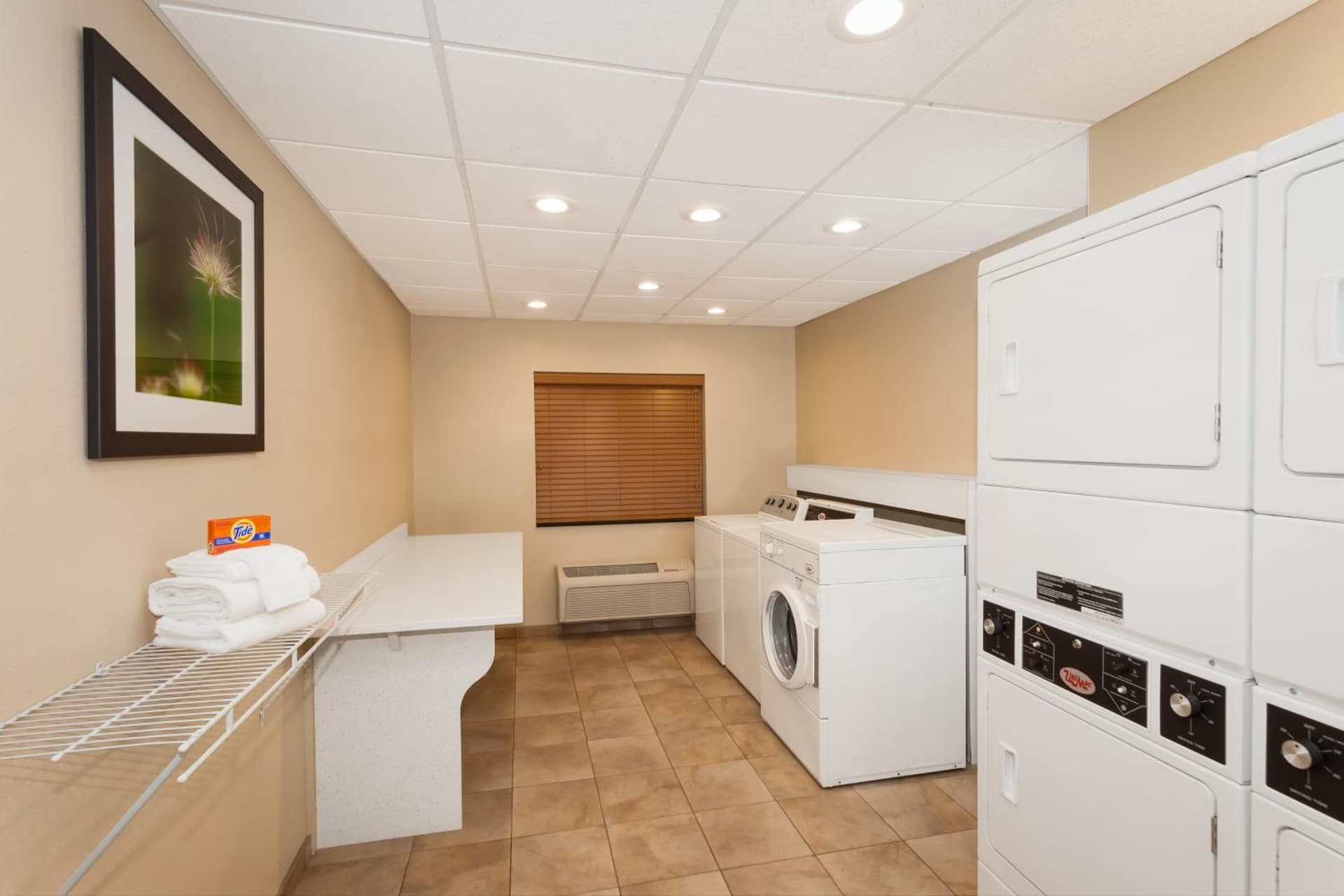 Candlewood Suites Aurora-Naperville by IHG interior in Aurora, IL — gallery photo 2