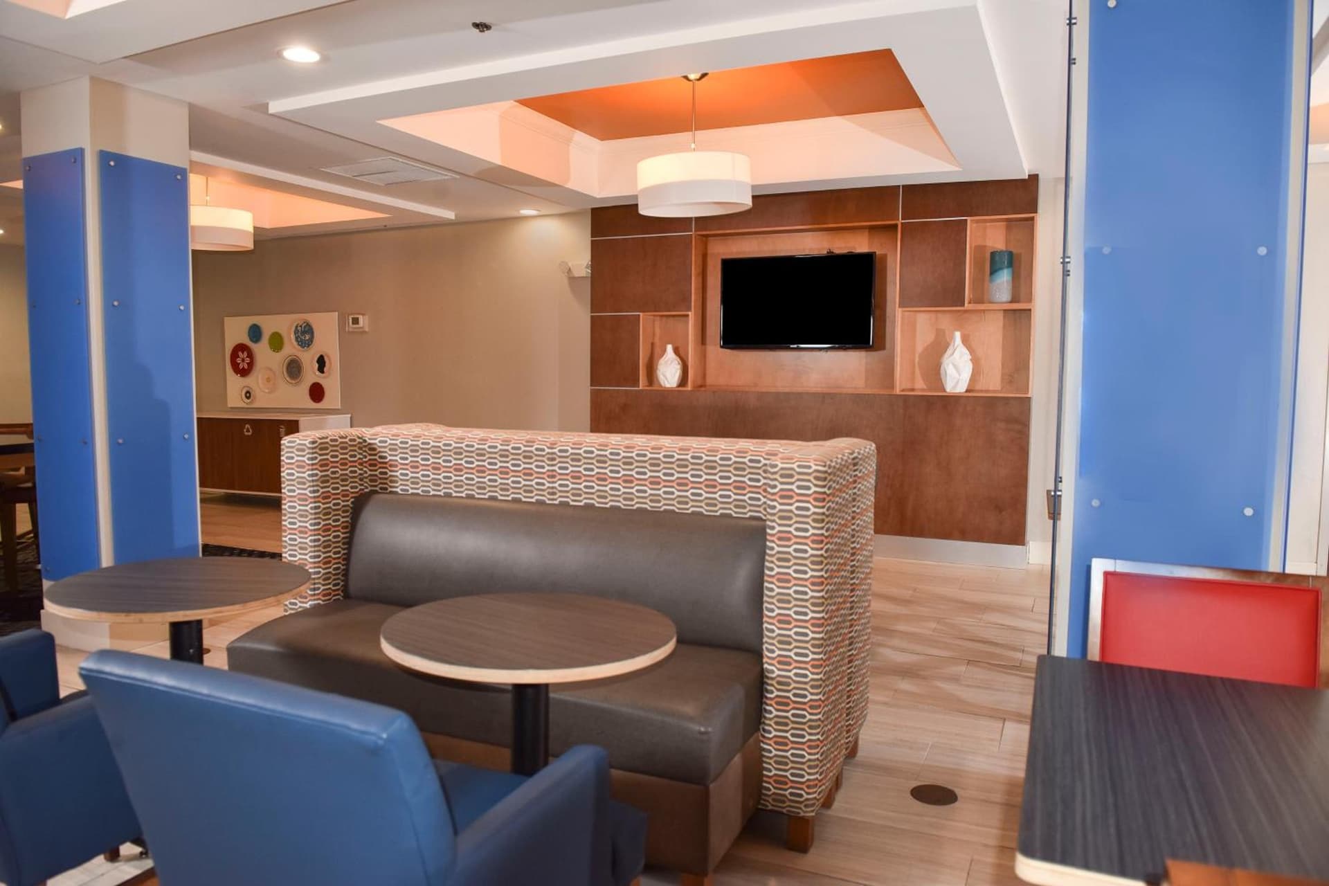 Holiday Inn Express Hotel & Suites Selma by IHG interior in Selma, AL — gallery photo 2