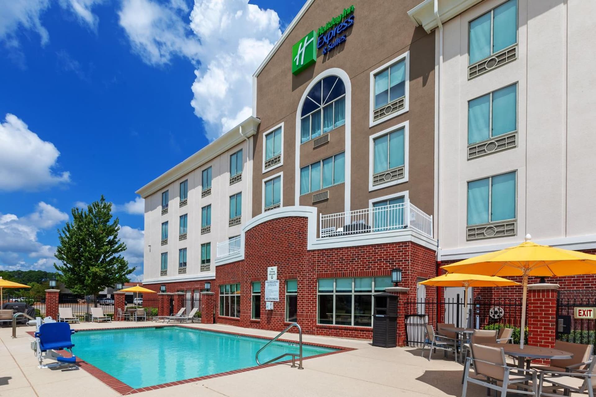 Holiday Inn Express Hotel and Suites Shreveport South Park Plaza by IHG interior in Shreveport, LA — gallery photo 2