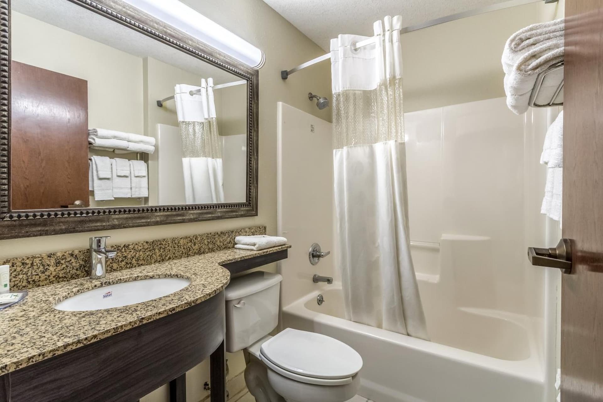 Quality Inn & Suites North Lima - Boardman gallery photo in North Lima, OH — image 33