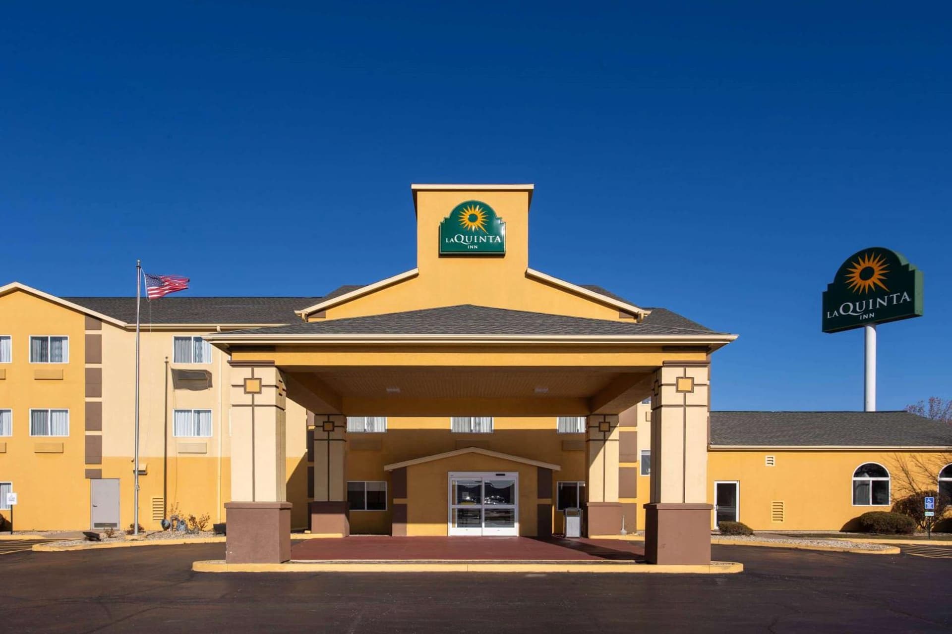 La Quinta Inn & Suites by Wyndham Peru Starved Rock St Park featured exterior or lobby in Peru, IL — similar hotel
