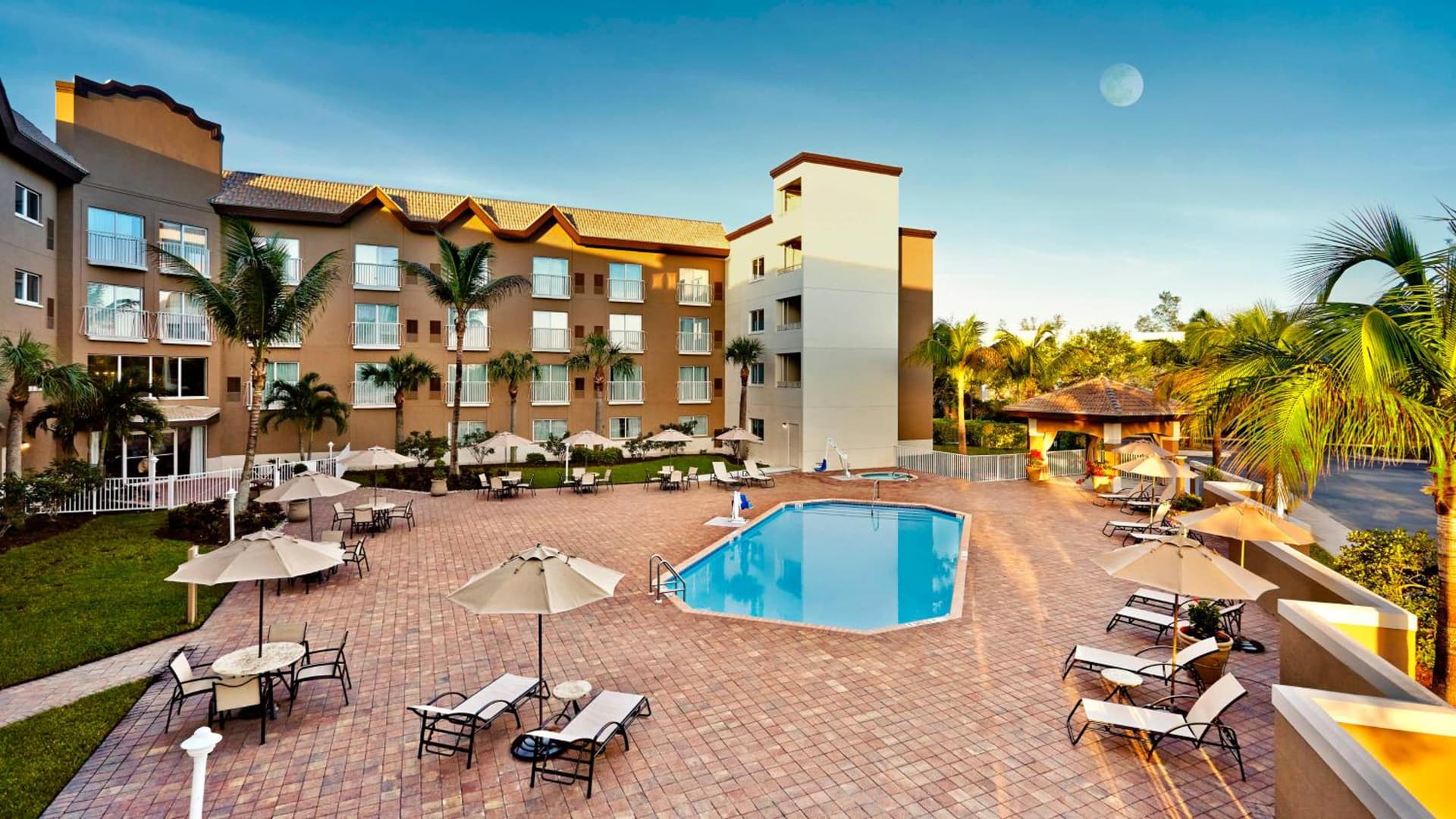 Holiday Inn Express & Suites Naples Downtown - 5th Avenue by IHG gallery photo in Naples, FL — image 9
